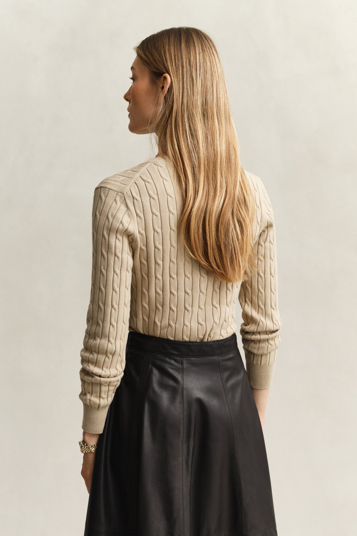OAT BEIGE, STRETCH COTTON CABLE V-NECK, BACK-VIEW BY GANT AU.