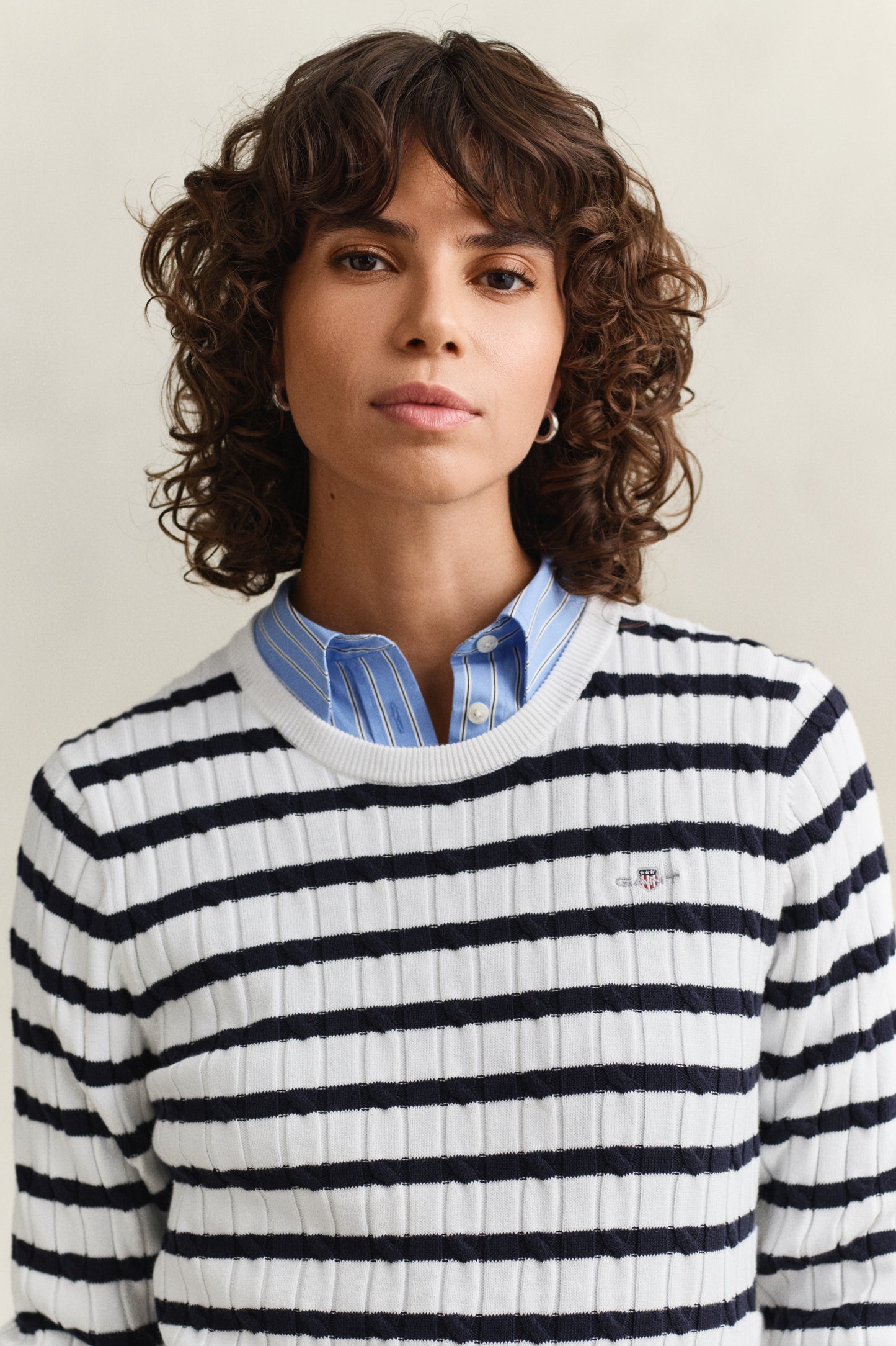EGGSHELL, STRETCH COTTON CABLE STRIPE C-NECK, CLOSE-UP BY GANT AU.