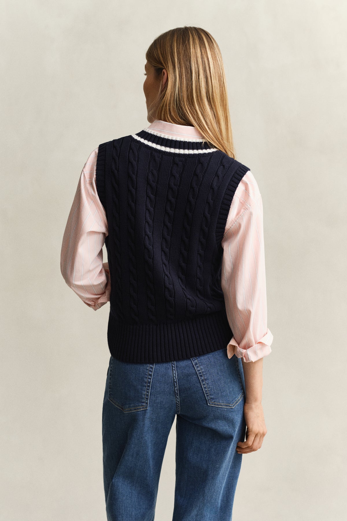 EVENING BLUE, CONTRAST COTTON CABLE V-NECK VEST, BACK-VIEW BY GANT AU.