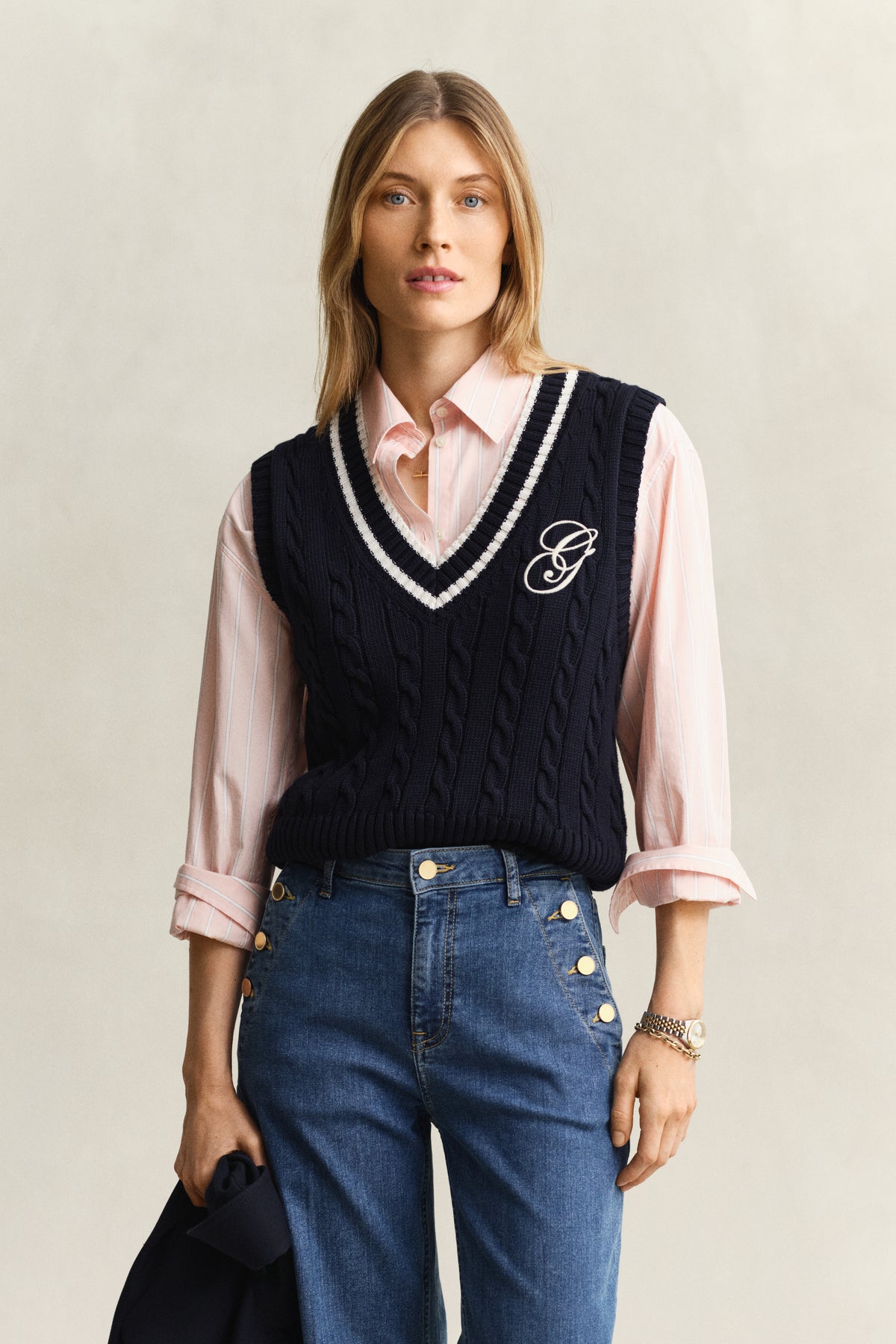 EVENING BLUE, CONTRAST COTTON CABLE V-NECK VEST, FRONT-VIEW BY GANT AU.
