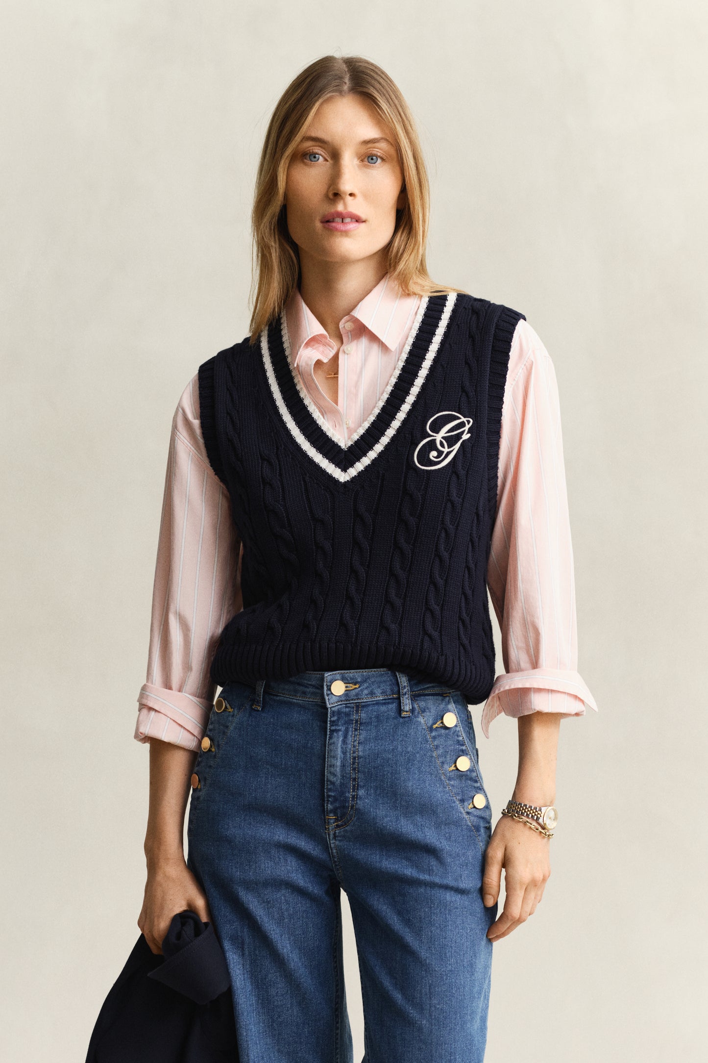 EVENING BLUE, CONTRAST COTTON CABLE V-NECK VEST, FRONT-VIEW BY GANT AU.