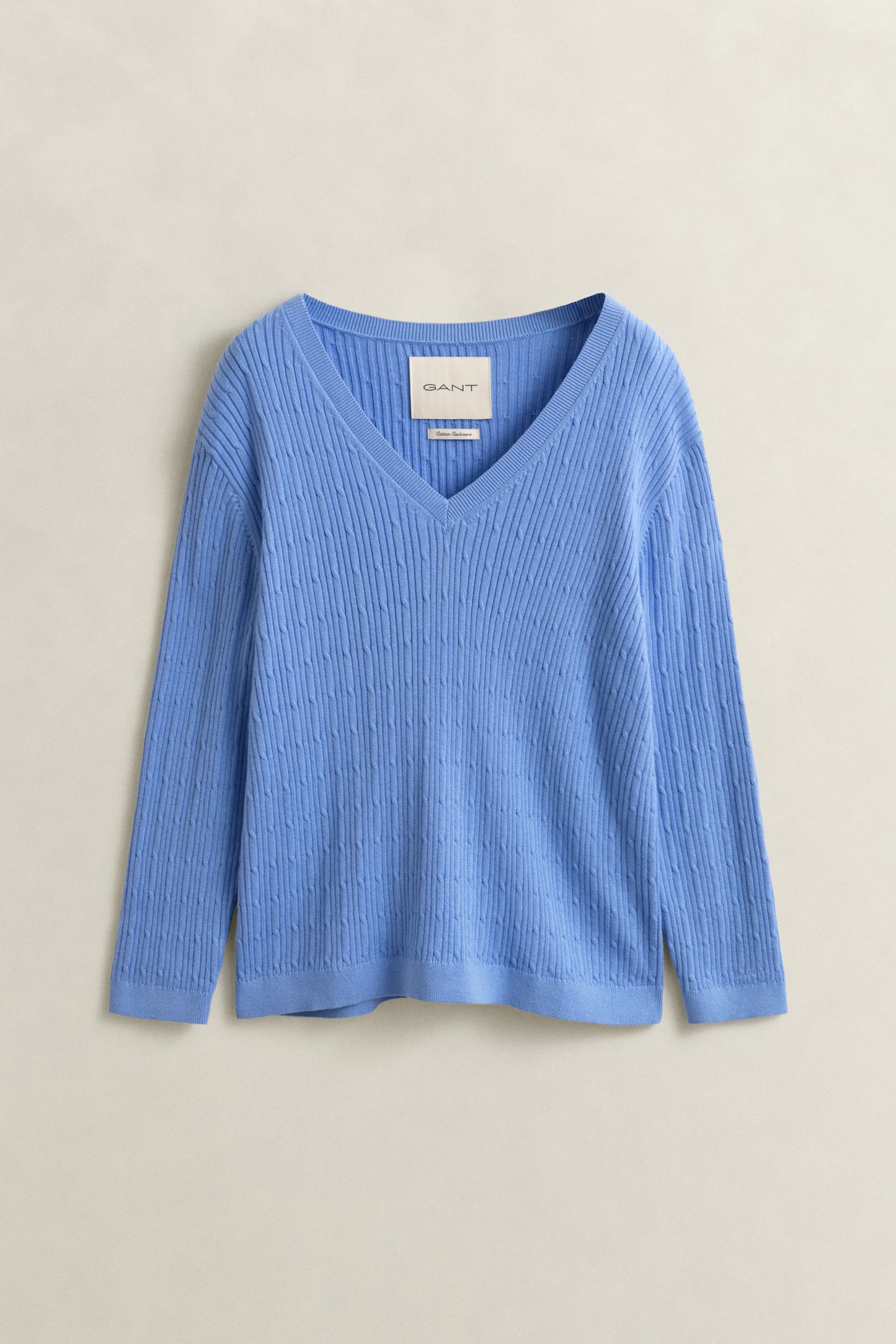HYDRANGEA BLUE, CABLE KNIT V-NECK, FLAT-LAY BY GANT AU.