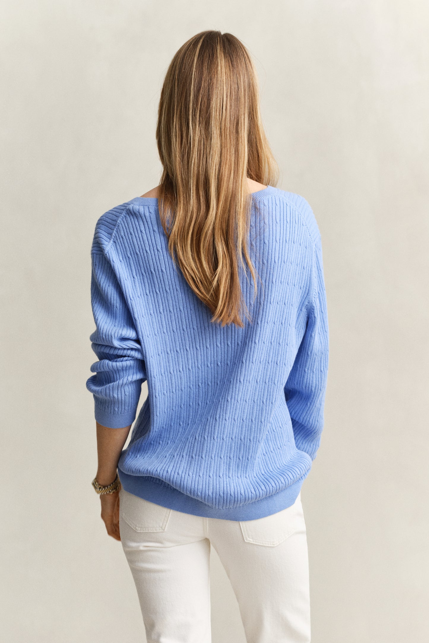 HYDRANGEA BLUE, CABLE KNIT V-NECK, BACK-VIEW BY GANT AU.
