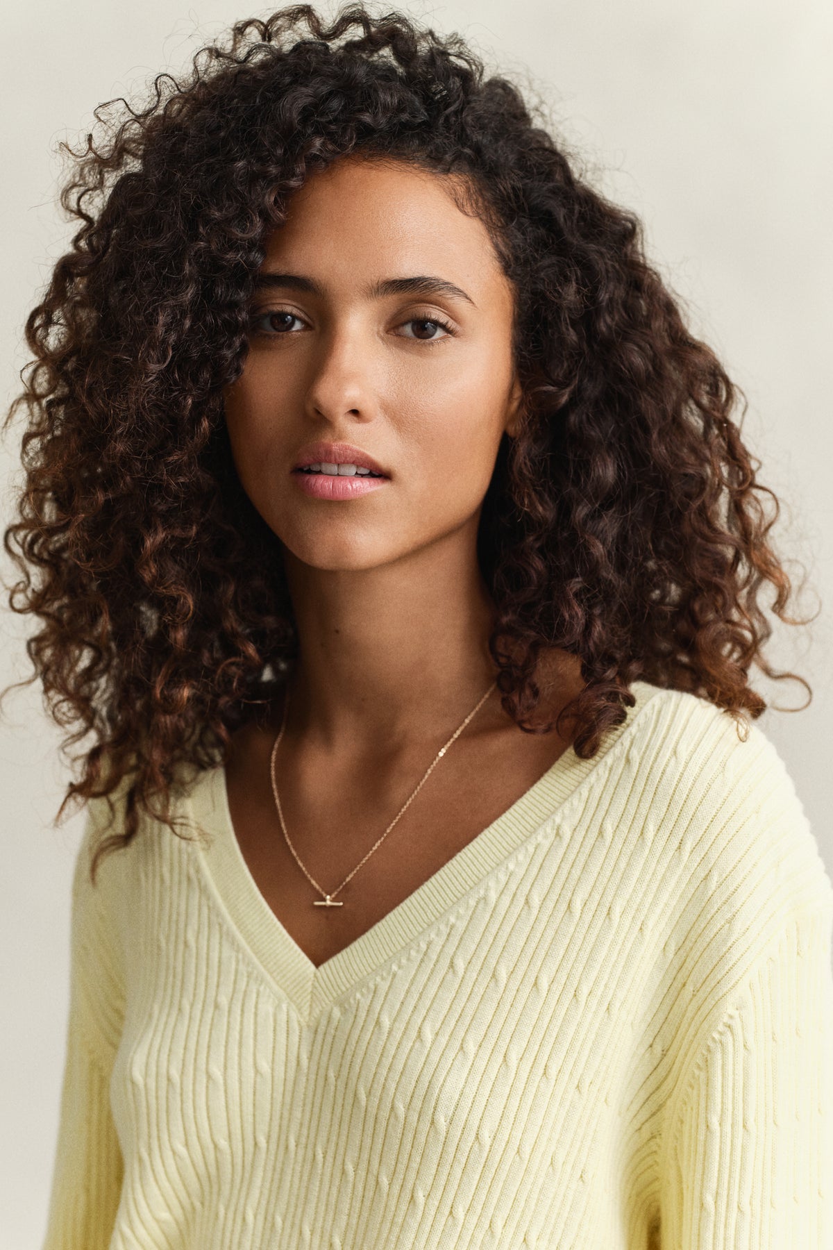VANILLA YELLOW, CABLE KNIT V-NECK, CLOSE-UP BY GANT AU.