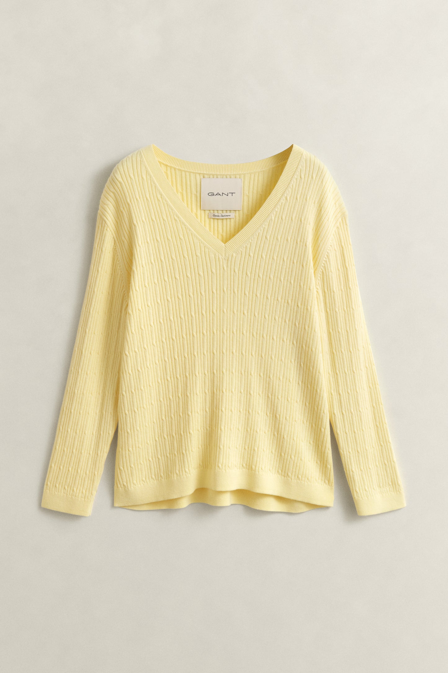 VANILLA YELLOW, CABLE KNIT V-NECK, FLAT-LAY BY GANT AU.