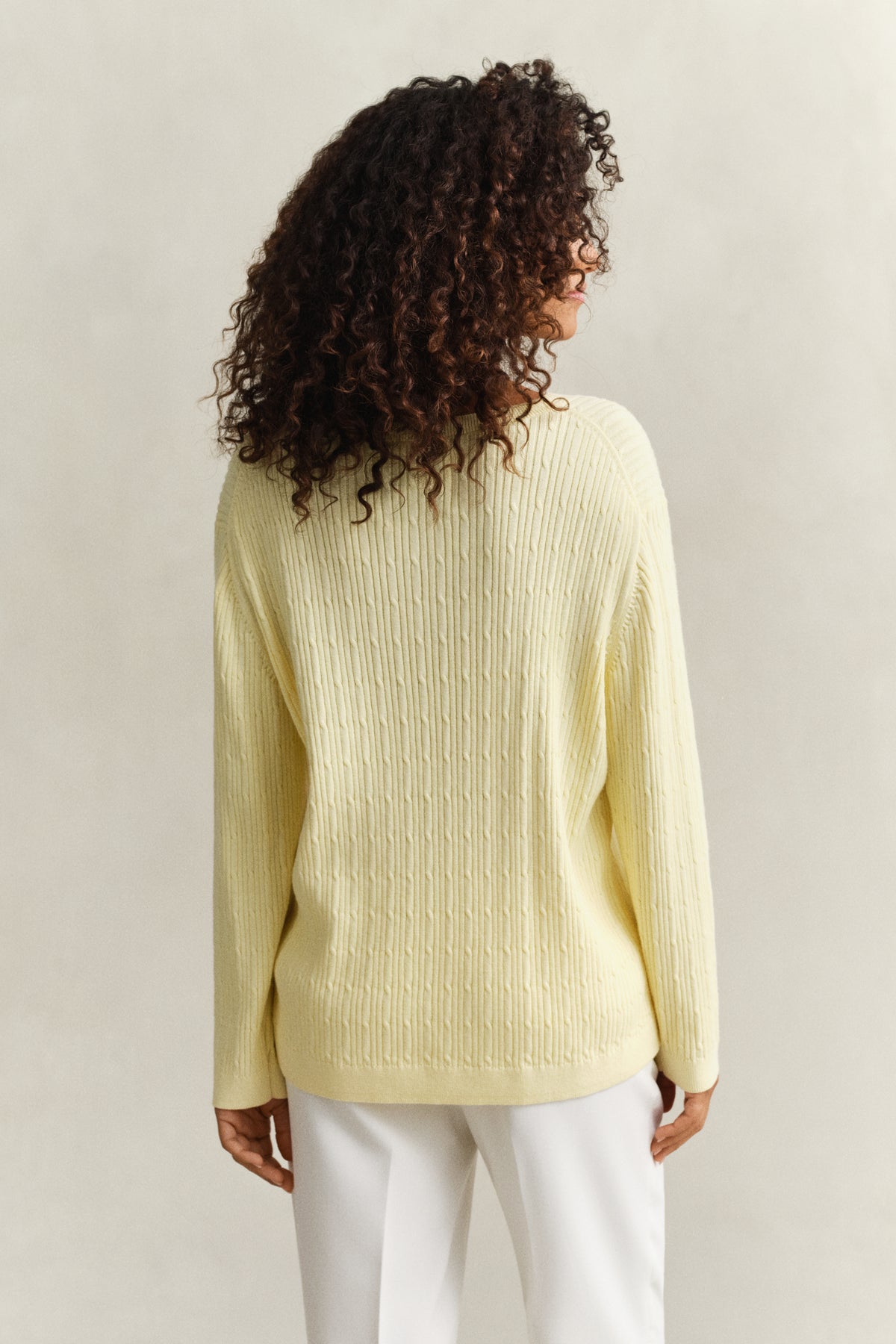 VANILLA YELLOW, CABLE KNIT V-NECK, BACK-VIEW BY GANT AU.