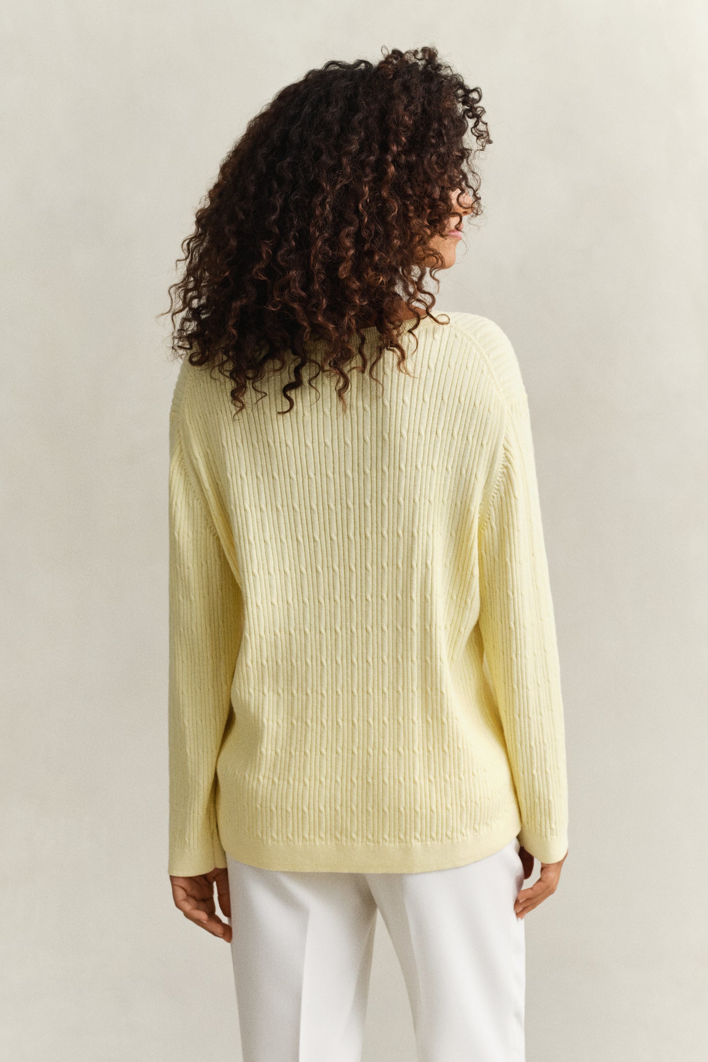 VANILLA YELLOW, CABLE KNIT V-NECK, BACK-VIEW BY GANT AU.