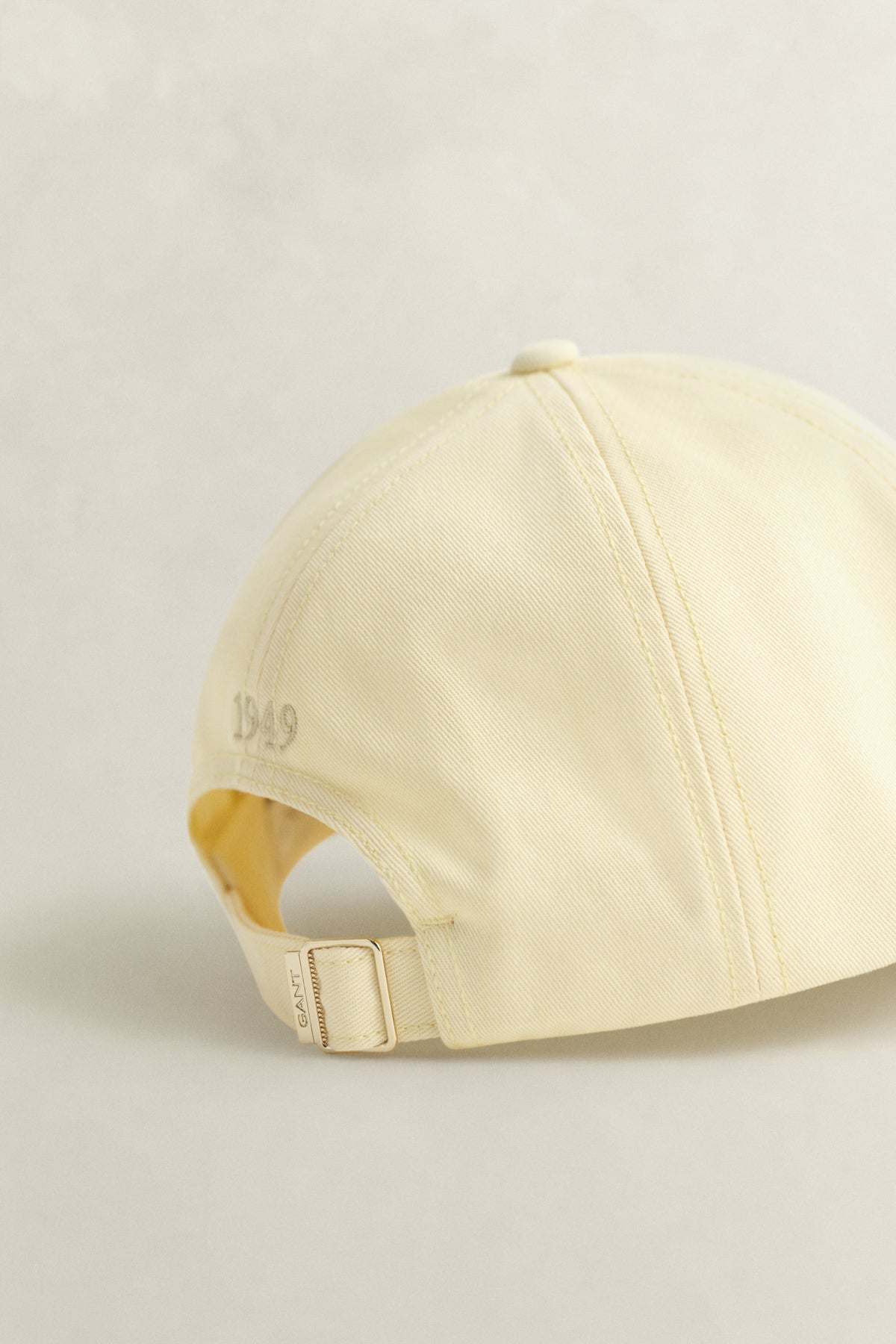 VANILLA YELLOW, GRAPHIC COTTON TWILL CAP, CLOSE-UP BY GANT AU.