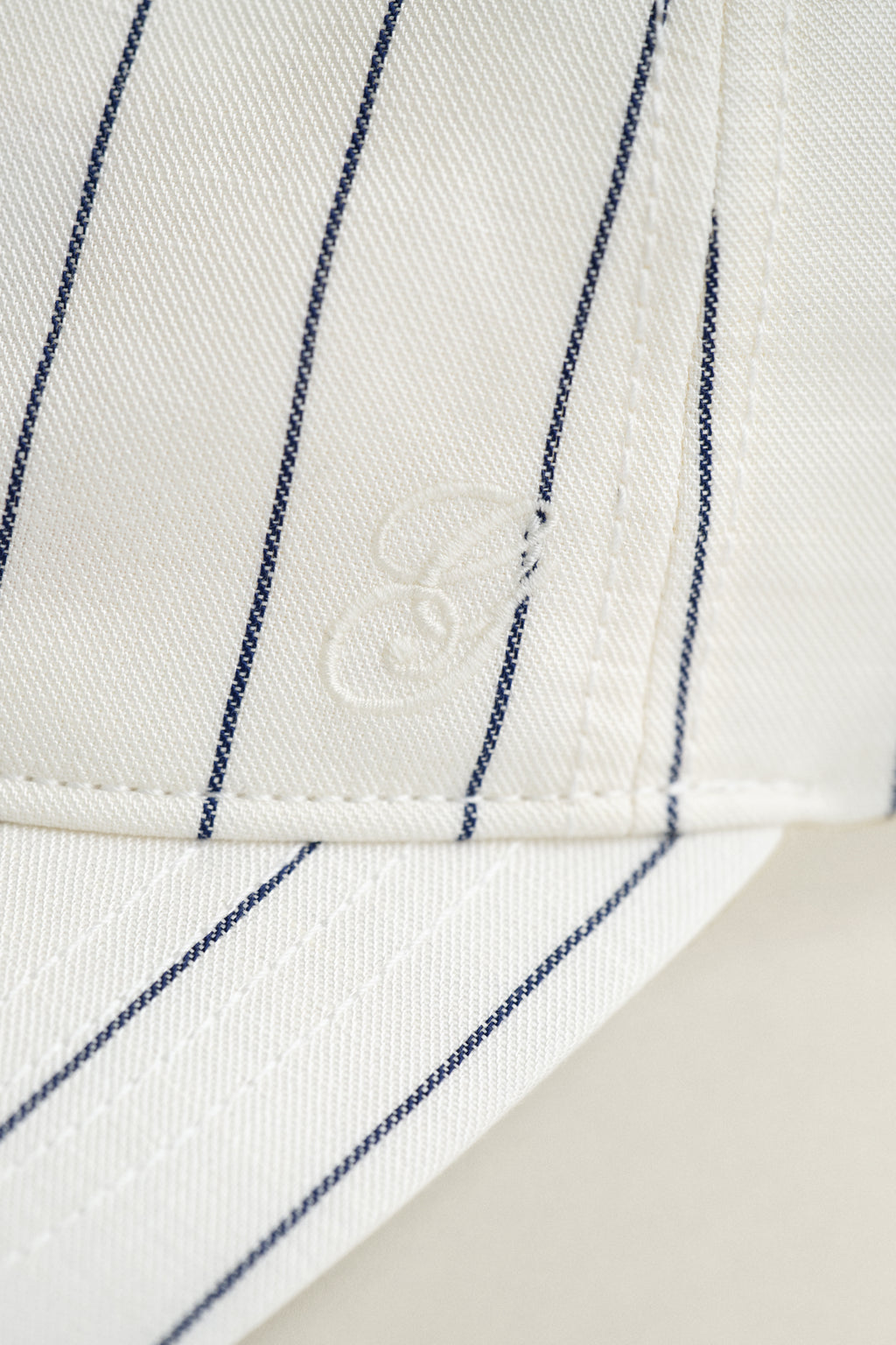 EGGSHELL, STRIPED LINEN BLEND CAP, CLOSE-UP BY GANT AU.