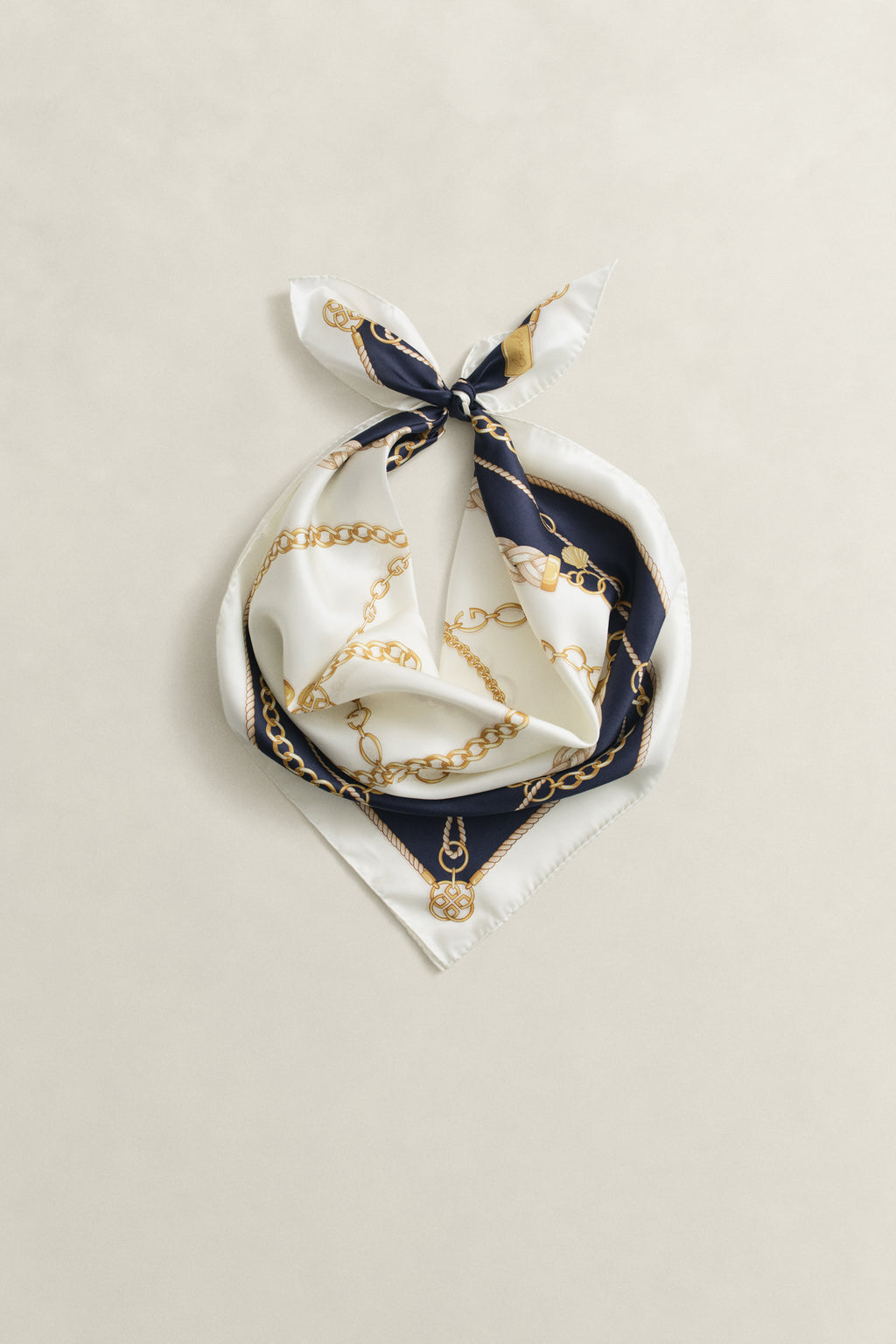 EVENING BLUE, CHAIN PRINT SILK SCARF, FLAT-LAY BY GANT AU.