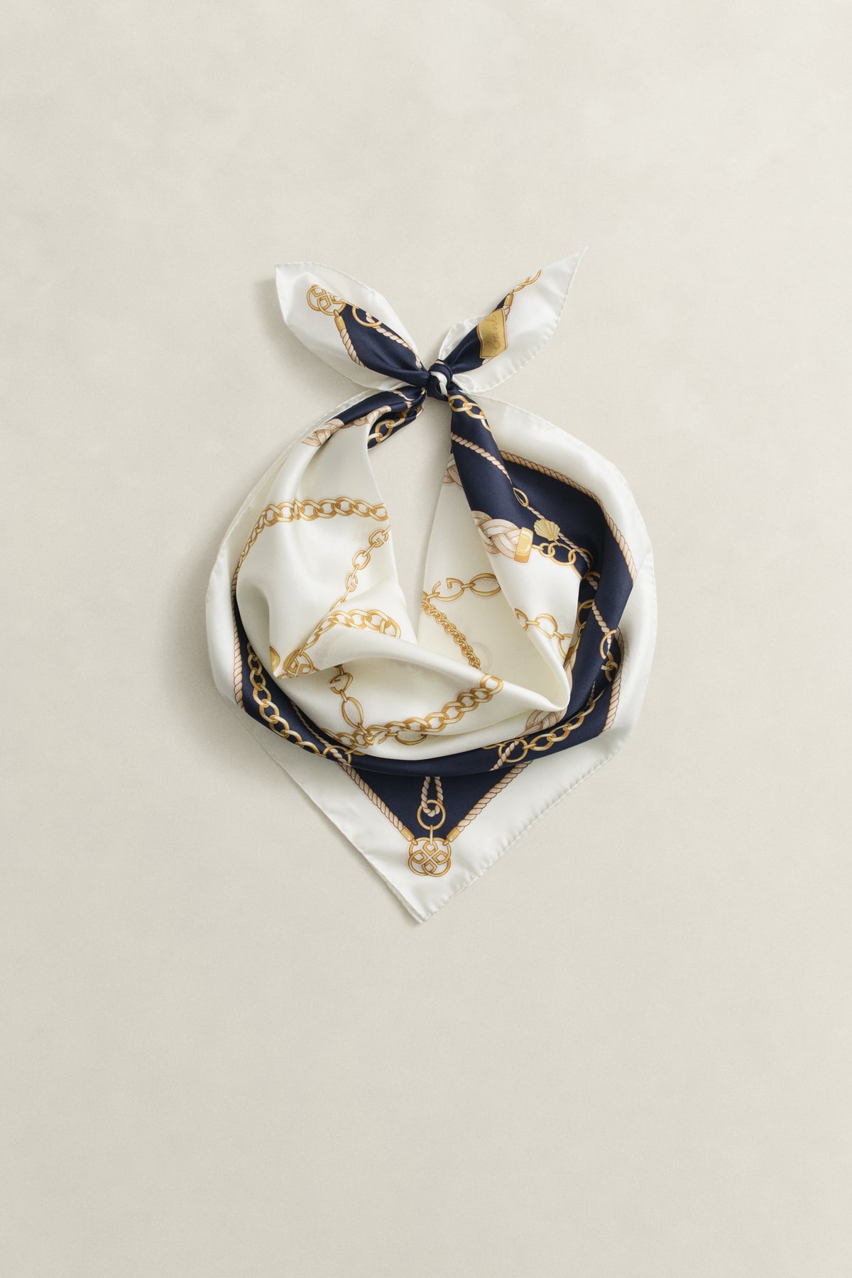 EVENING BLUE, CHAIN PRINT SILK SCARF, FLAT-LAY BY GANT AU.