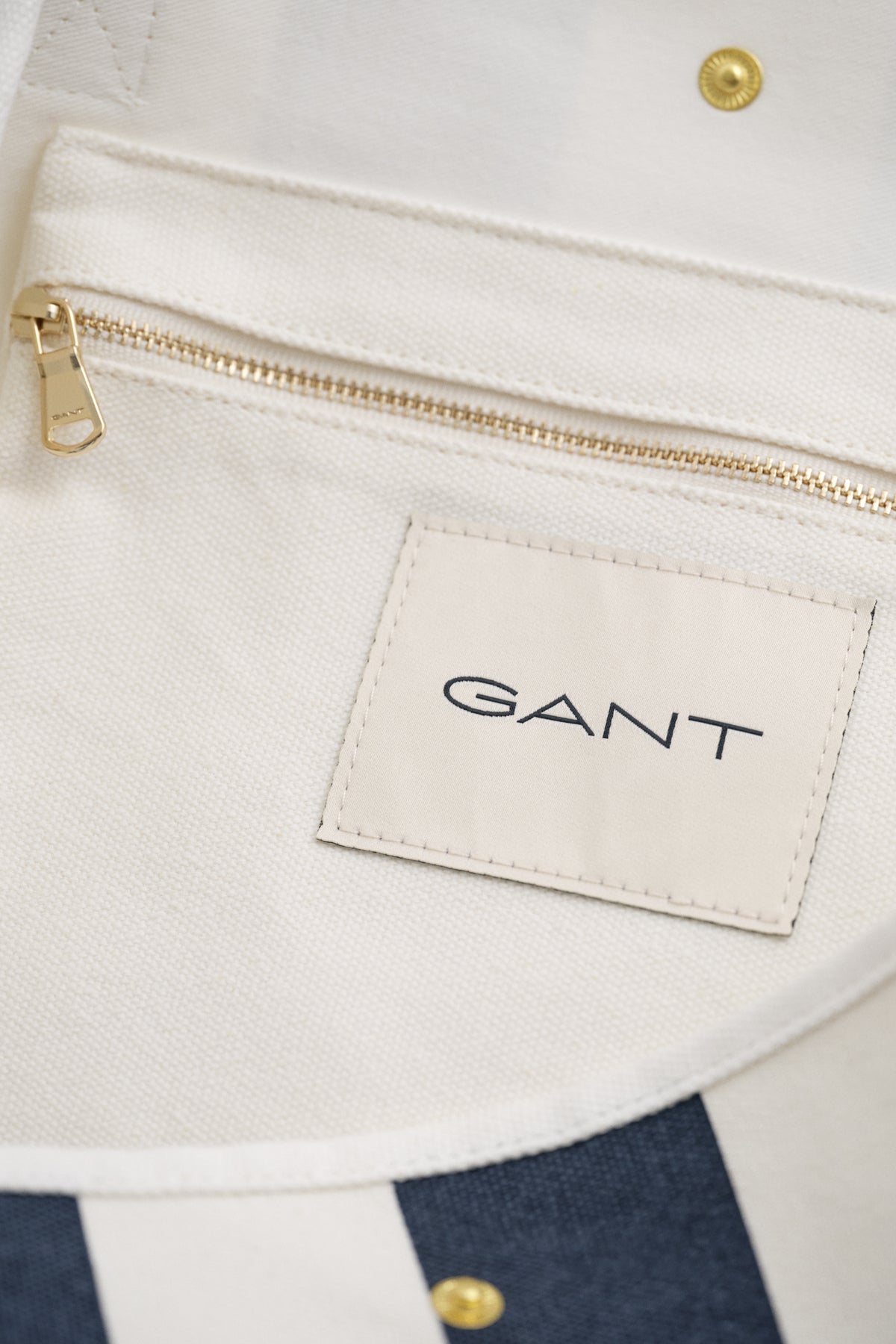 NAVY, AOP CANVAS BEACH BAG, FLAT-LAY BY GANT AU.