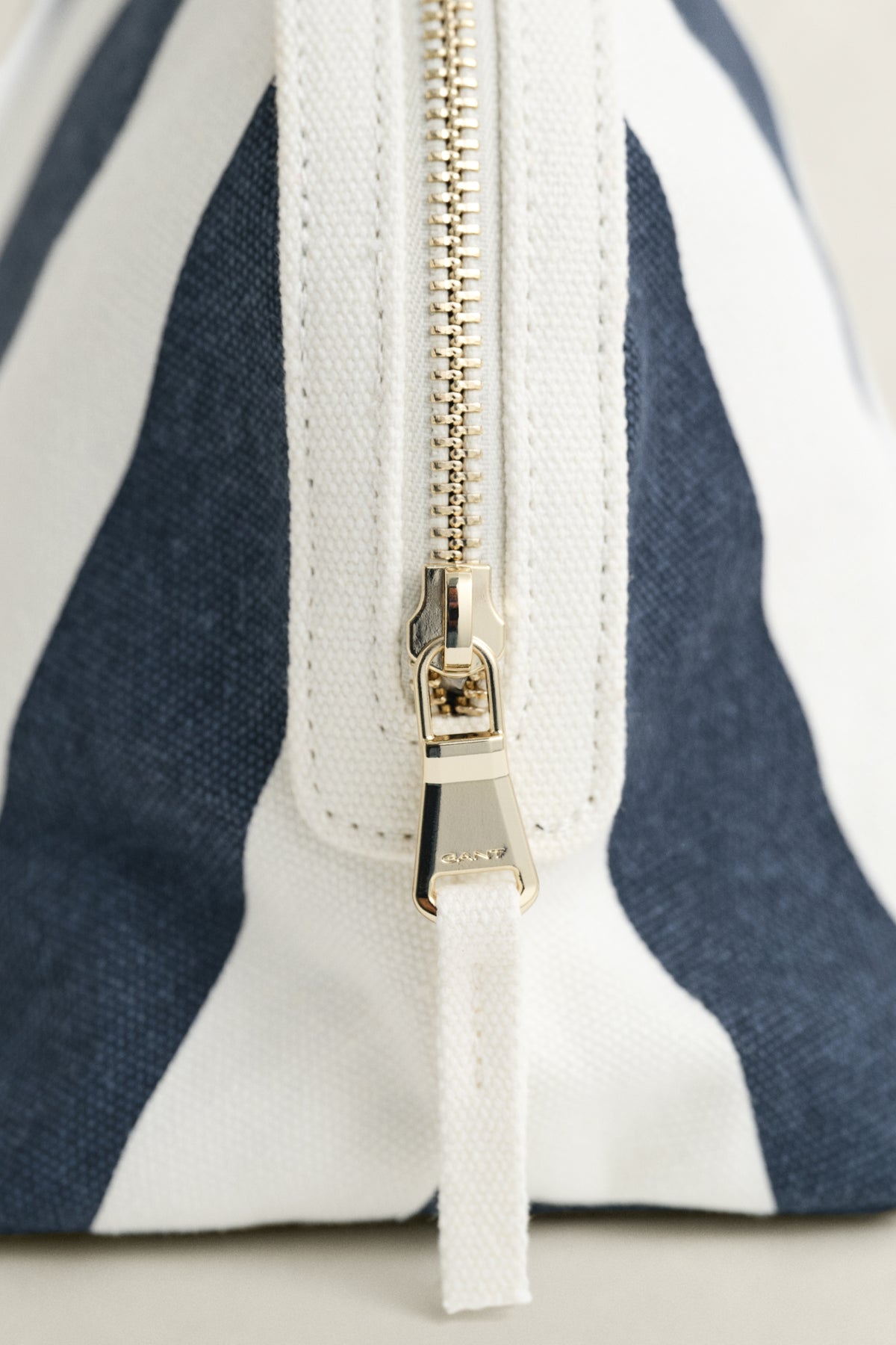 NAVY, AOP CANVAS WASHBAG, CLOSE-UP BY GANT AU.