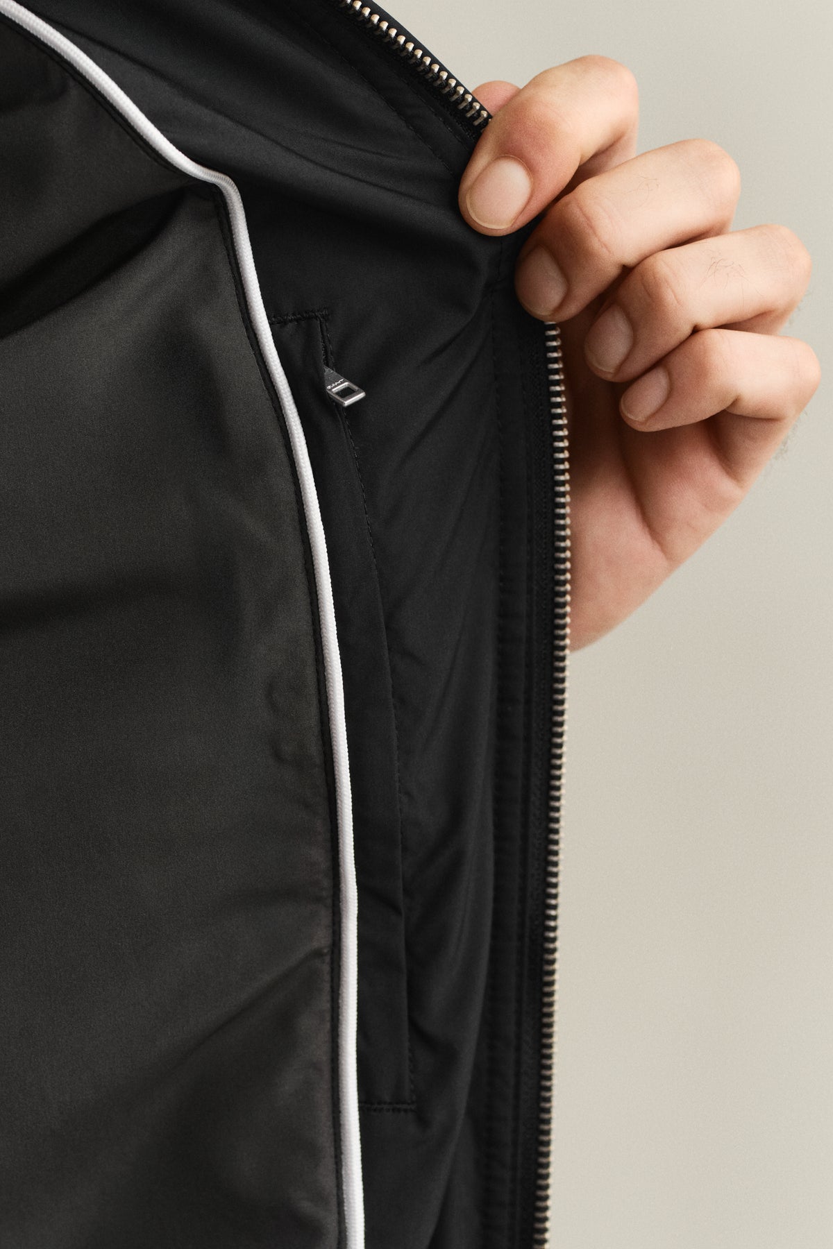 BLACK, QUILTED WINDCHEATER, CLOSE-UP BY GANT AU.