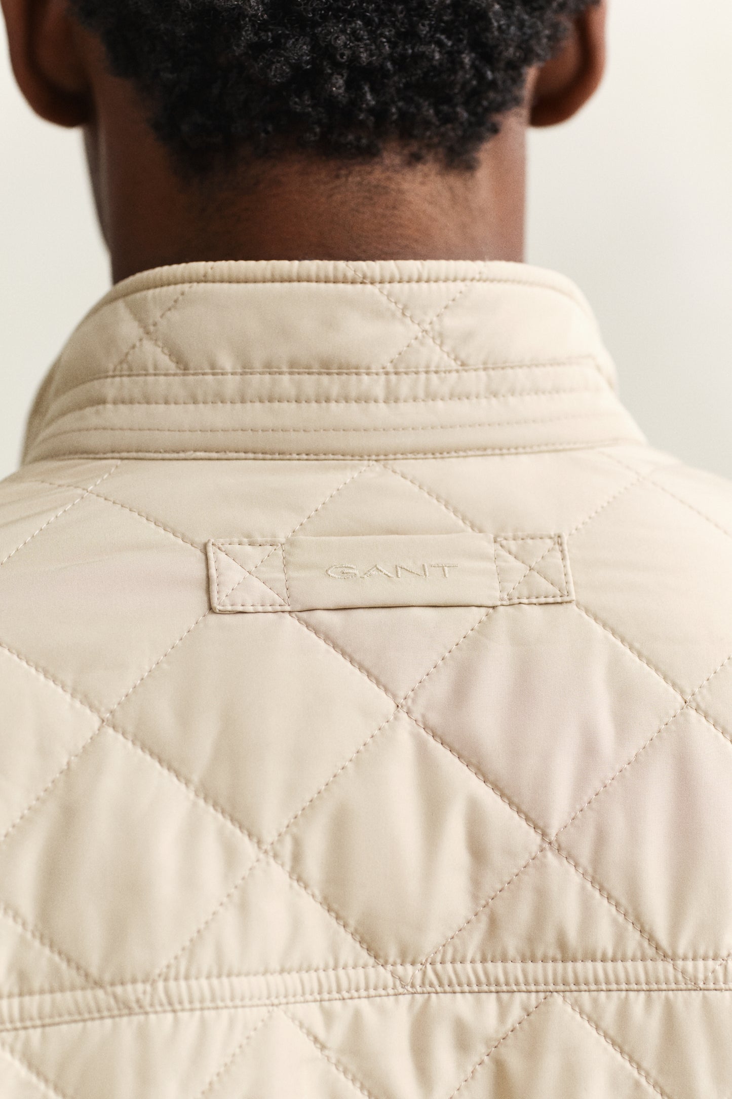 OAT BEIGE, QUILTED WINDCHEATER, CLOSE-UP BY GANT AU.