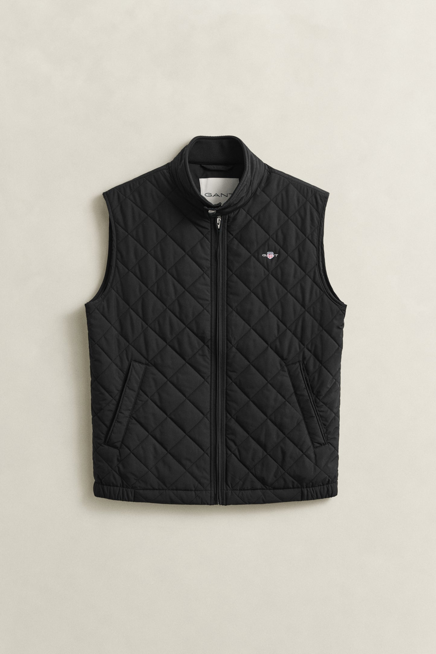 BLACK, QUILTED WINDCHEATER VEST, FRONT-VIEW BY GANT AU.