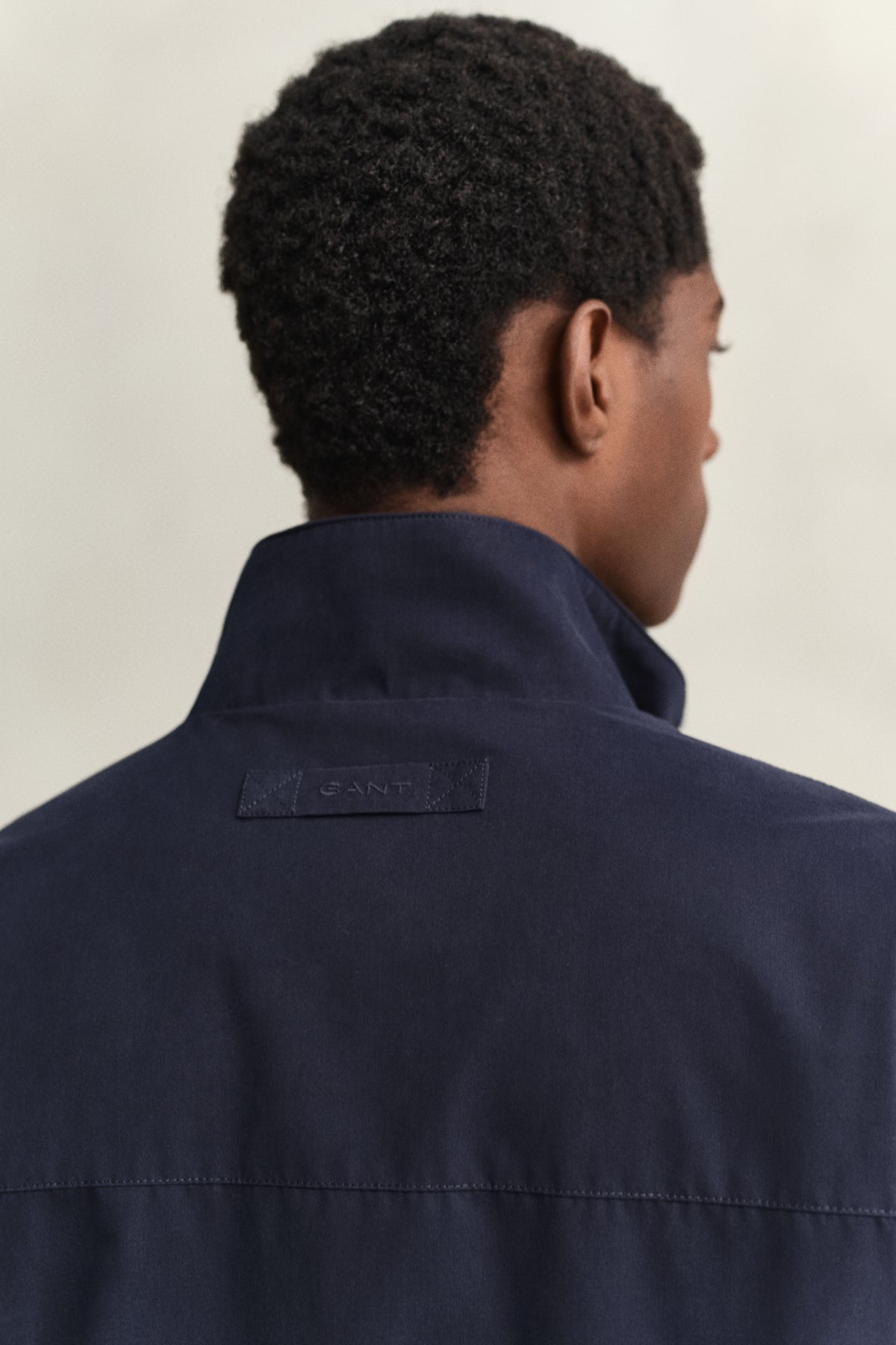 EVENING BLUE, LIGHTWEIGHT HAMPSHIRE JACKET, CLOSE-UP BY GANT AU.