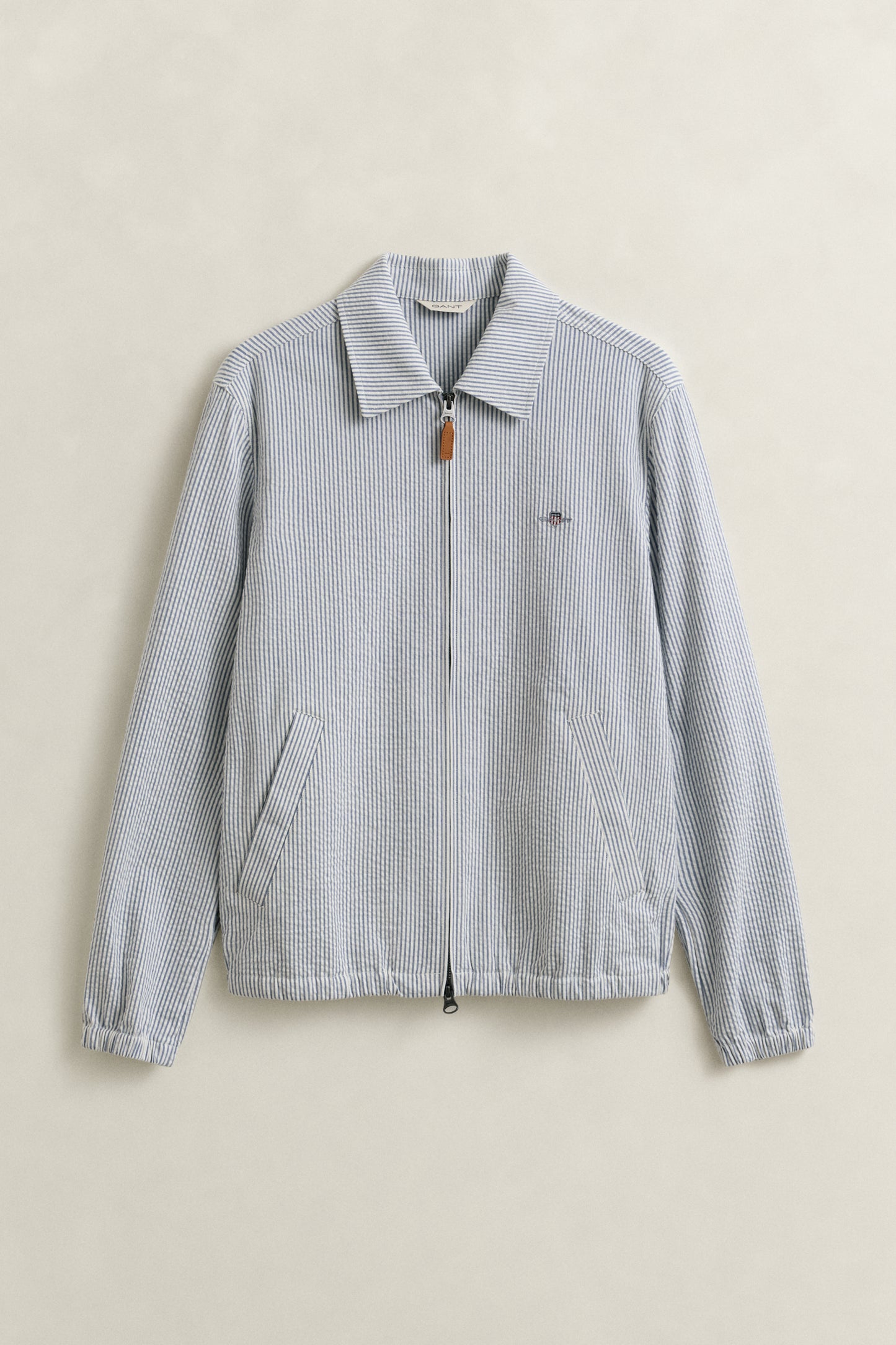 VINTAGE BLUE, SEERSUCKER WINDCHEATER JACKET, FLAT-LAY BY GANT AU.