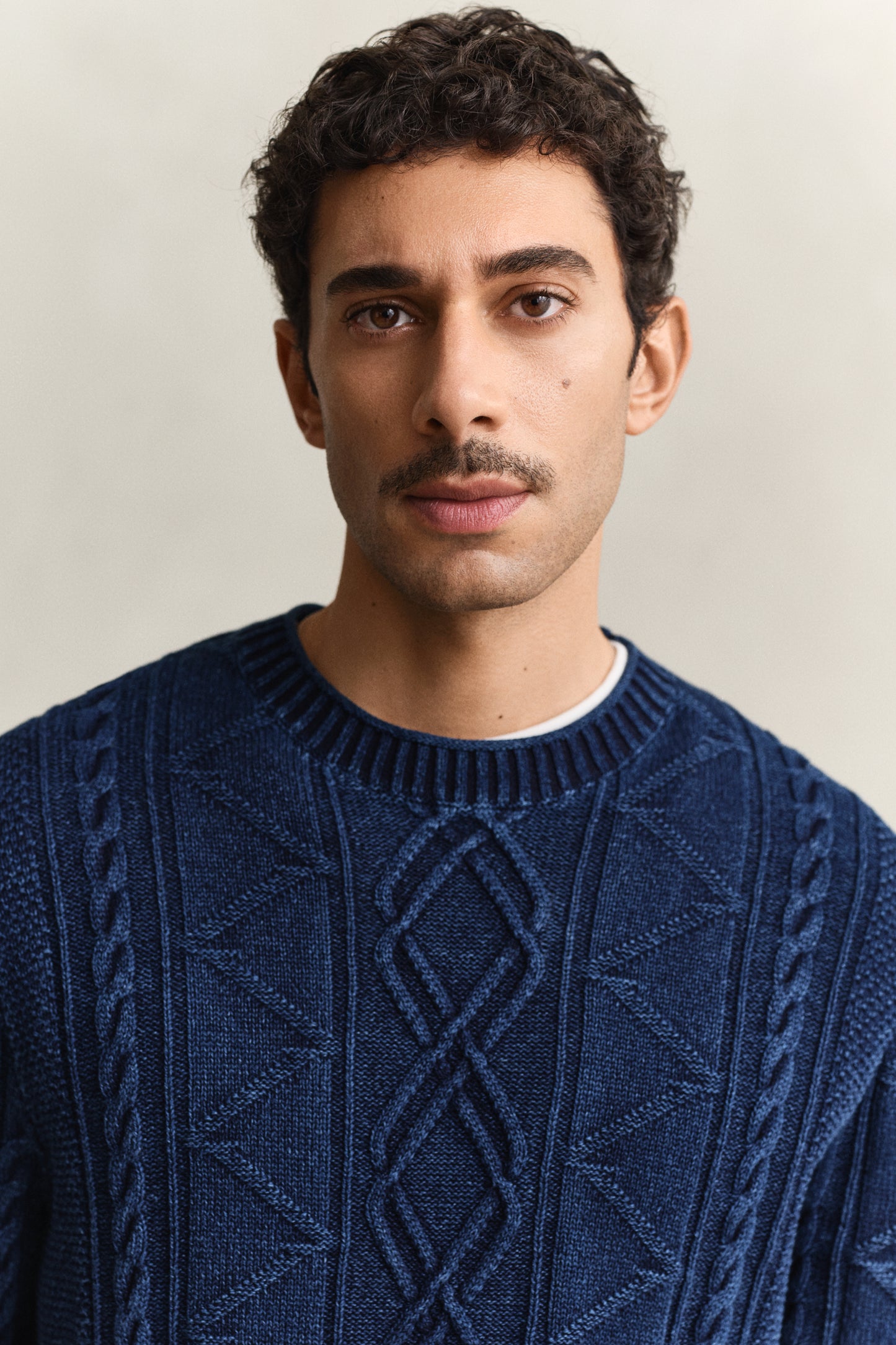 RICH NAVY, INDIGO CABLE C-NECK, CLOSE-UP BY GANT AU.