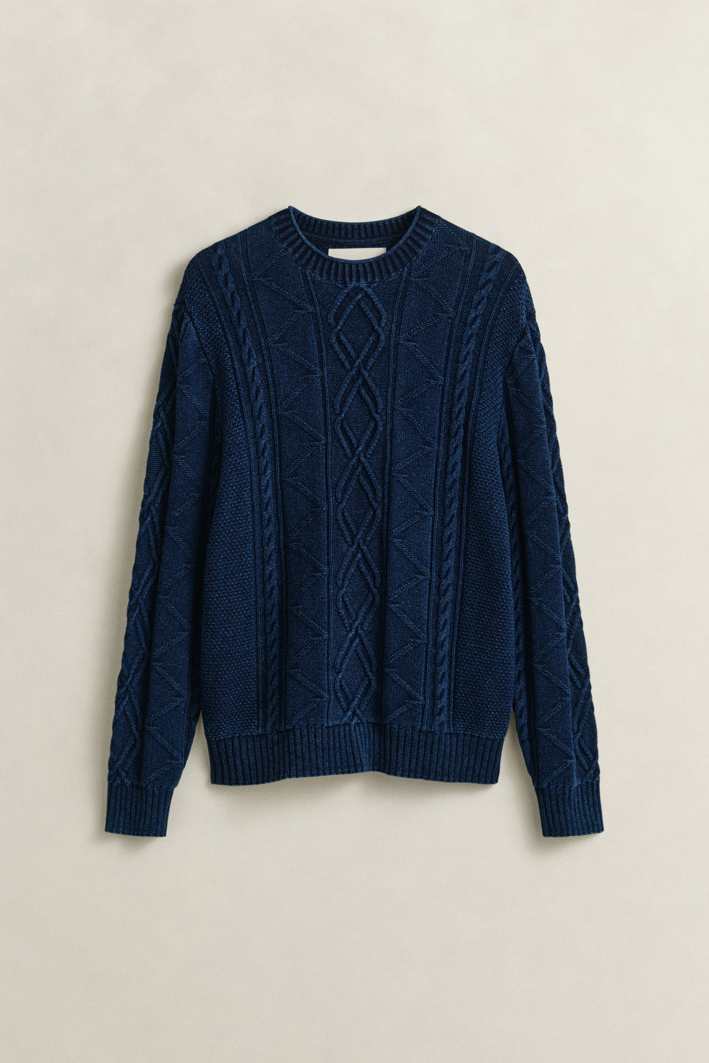 RICH NAVY, INDIGO CABLE C-NECK, FLAT-LAY BY GANT AU.
