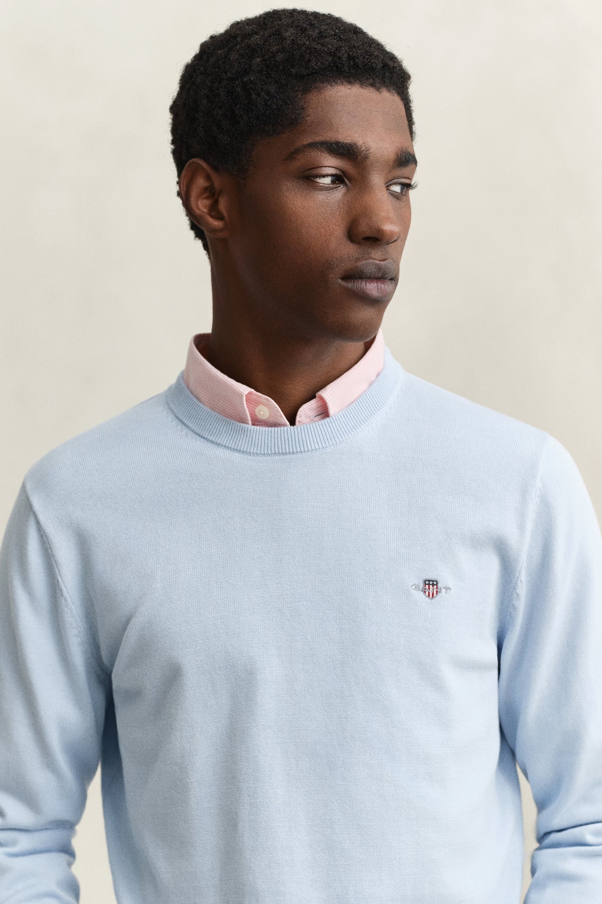 FRESH BLUE, CLASSIC COTTON C-NECK, CLOSE-UP BY GANT AU.