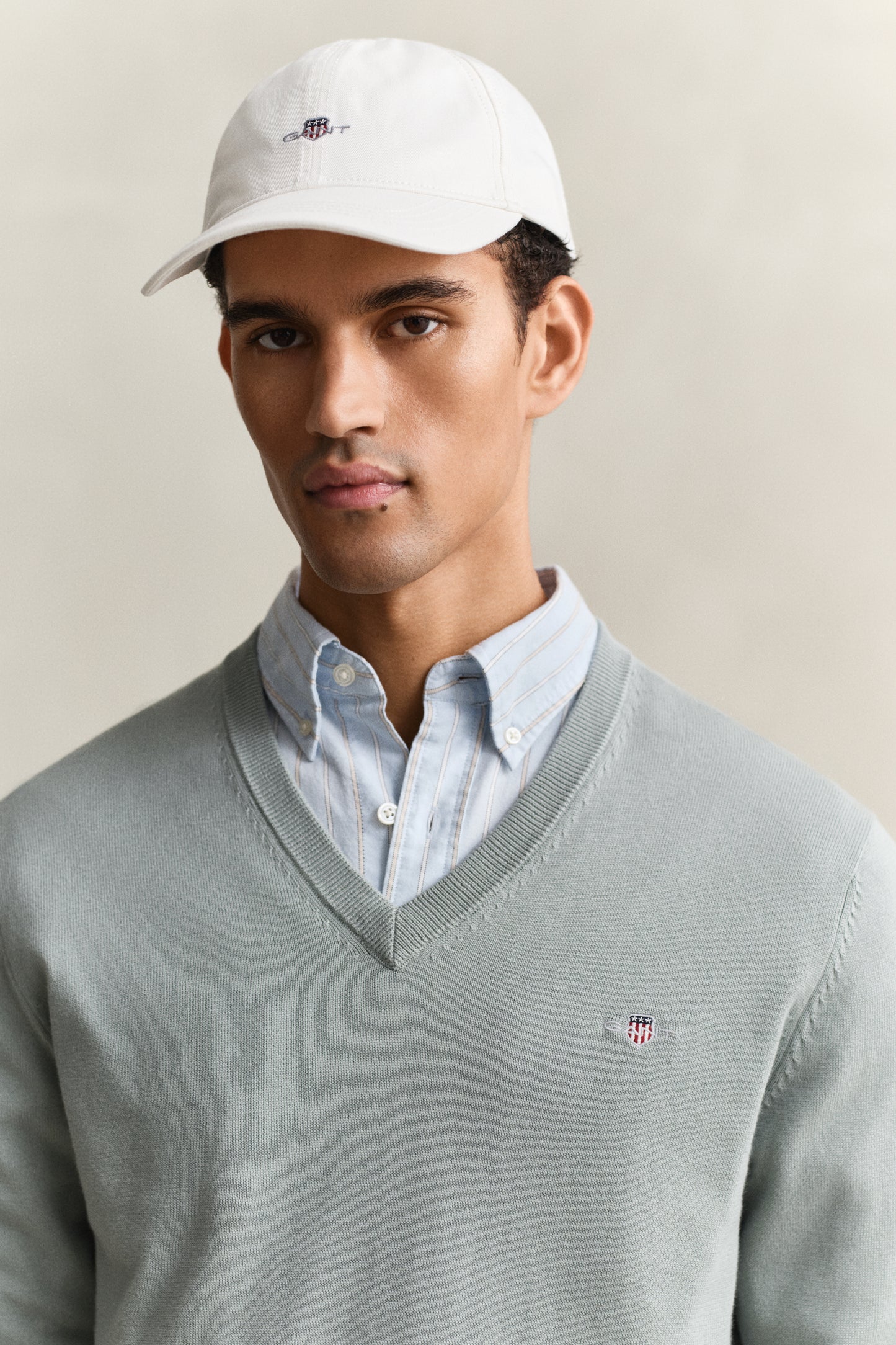 CERAMIC GREY, CLASSIC COTTON V-NECK, CLOSE-UP BY GANT AU.