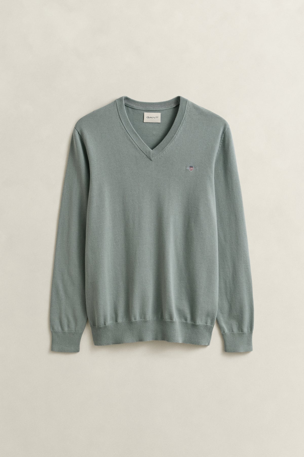 CERAMIC GREY, CLASSIC COTTON V-NECK, FLAT-LAY BY GANT AU.