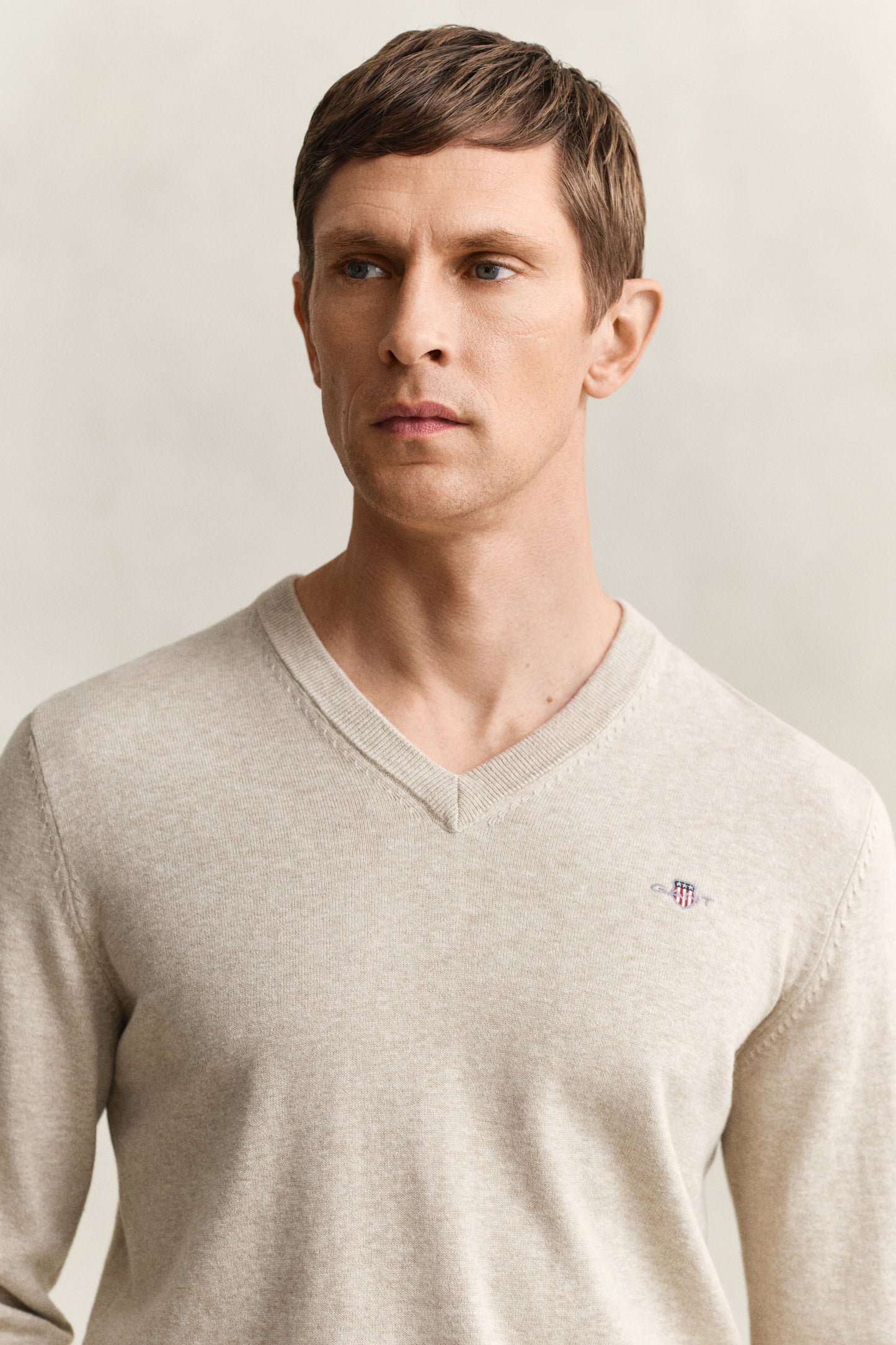 OAT MELANGE, CLASSIC COTTON V-NECK, CLOSE-UP BY GANT AU.