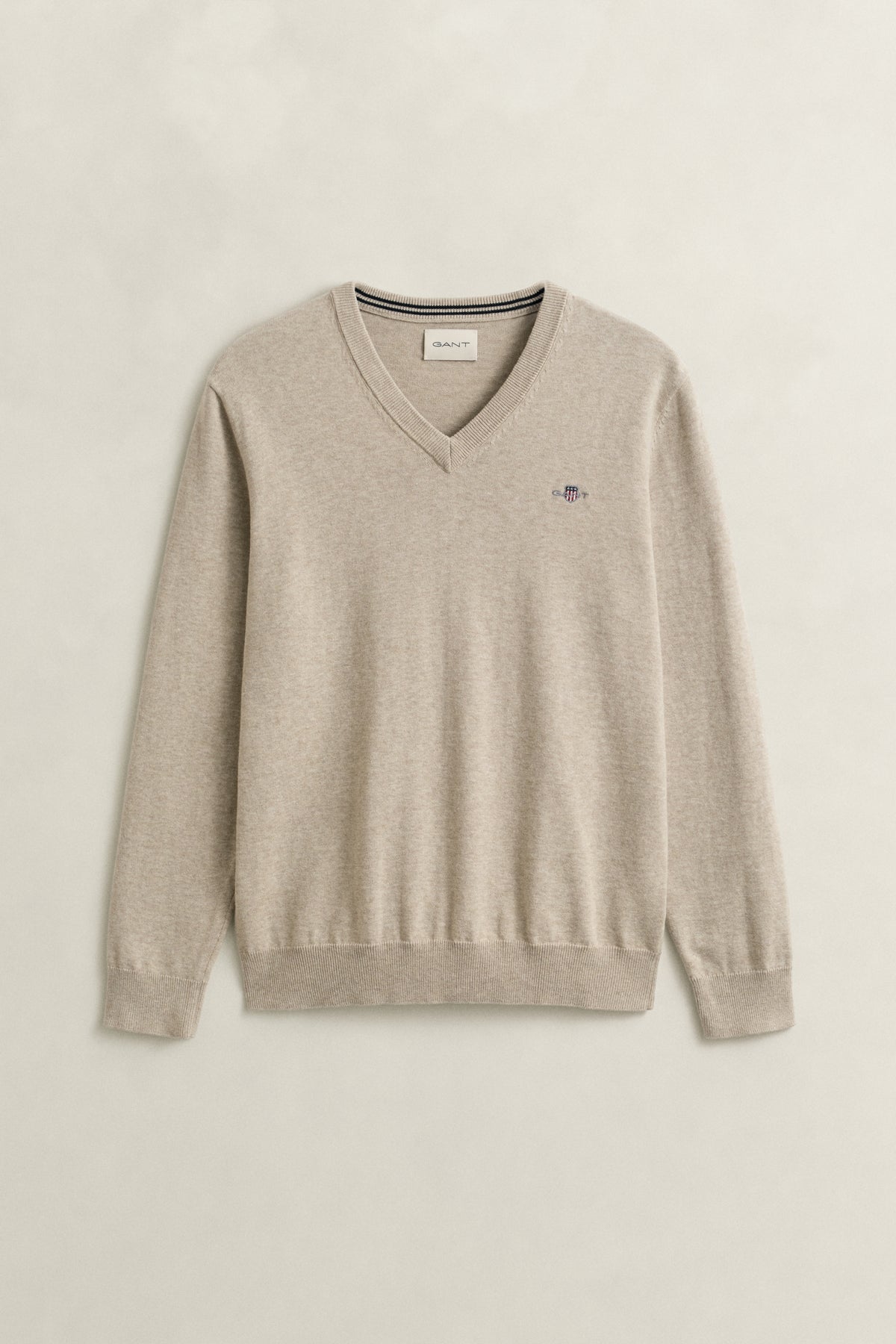 OAT MELANGE, CLASSIC COTTON V-NECK, FLAT-LAY BY GANT AU.