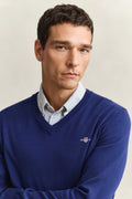 RICH NAVY, CLASSIC COTTON V-NECK, CLOSE-UP BY GANT AU.