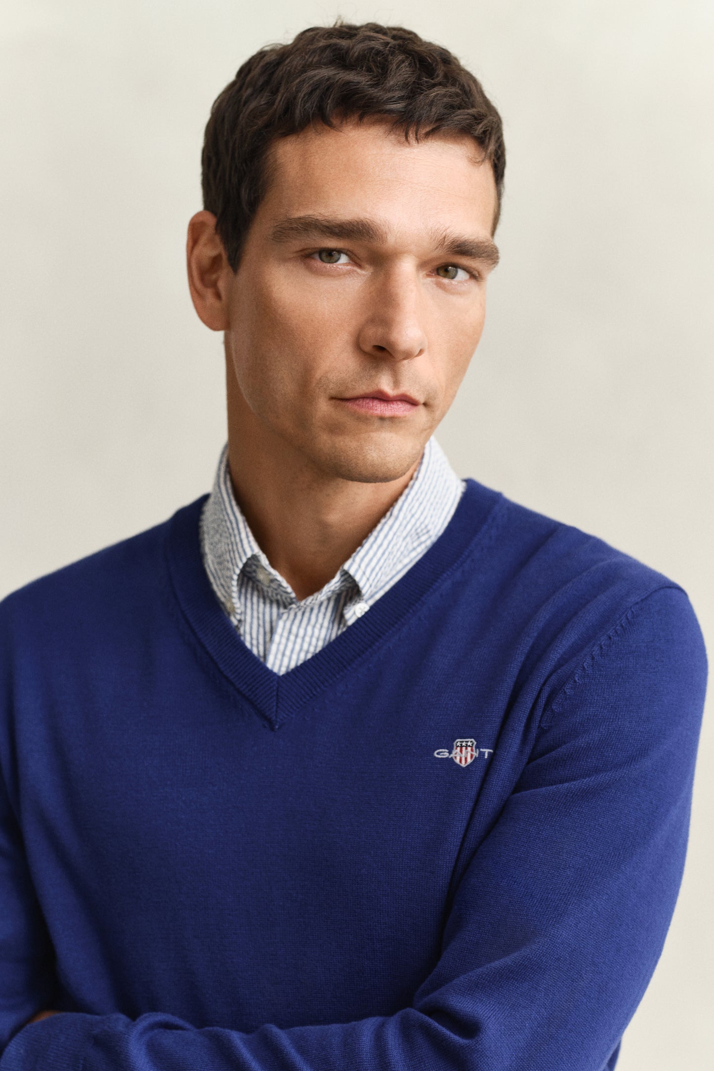 RICH NAVY, CLASSIC COTTON V-NECK, CLOSE-UP BY GANT AU.