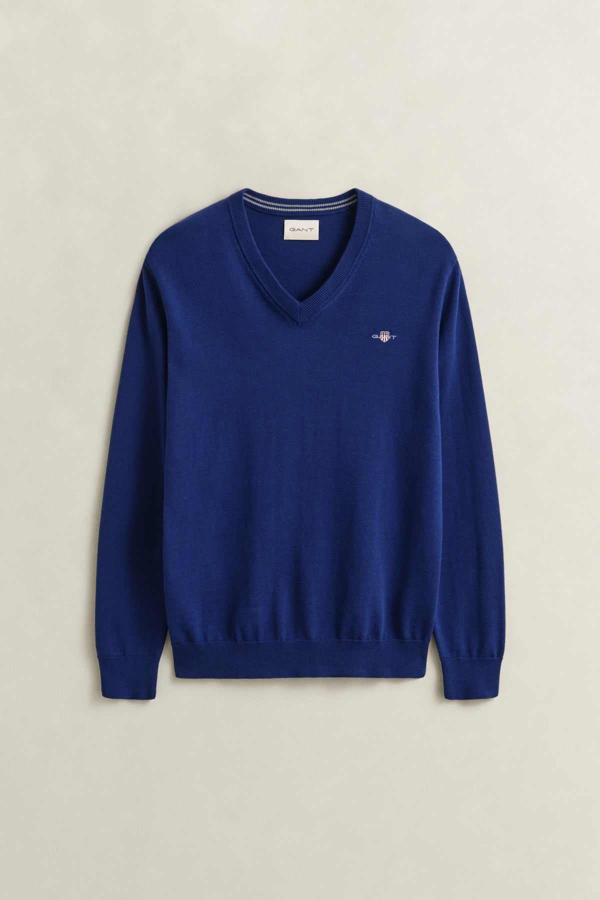RICH NAVY, CLASSIC COTTON V-NECK, FLAT-LAY BY GANT AU.