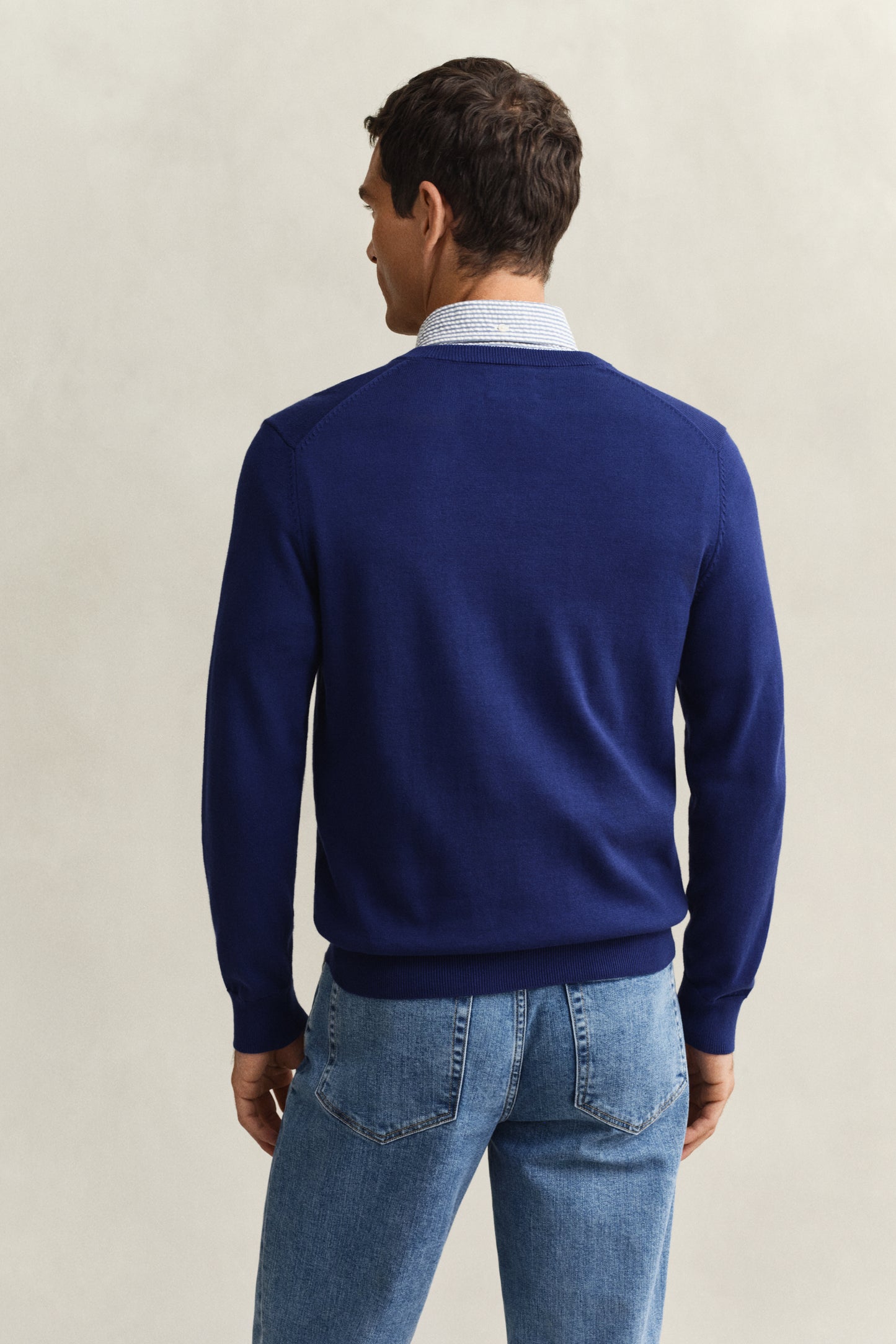 RICH NAVY, CLASSIC COTTON V-NECK, BACK-VIEW BY GANT AU.