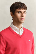 ROSE RED, CLASSIC COTTON V-NECK, CLOSE-UP BY GANT AU.