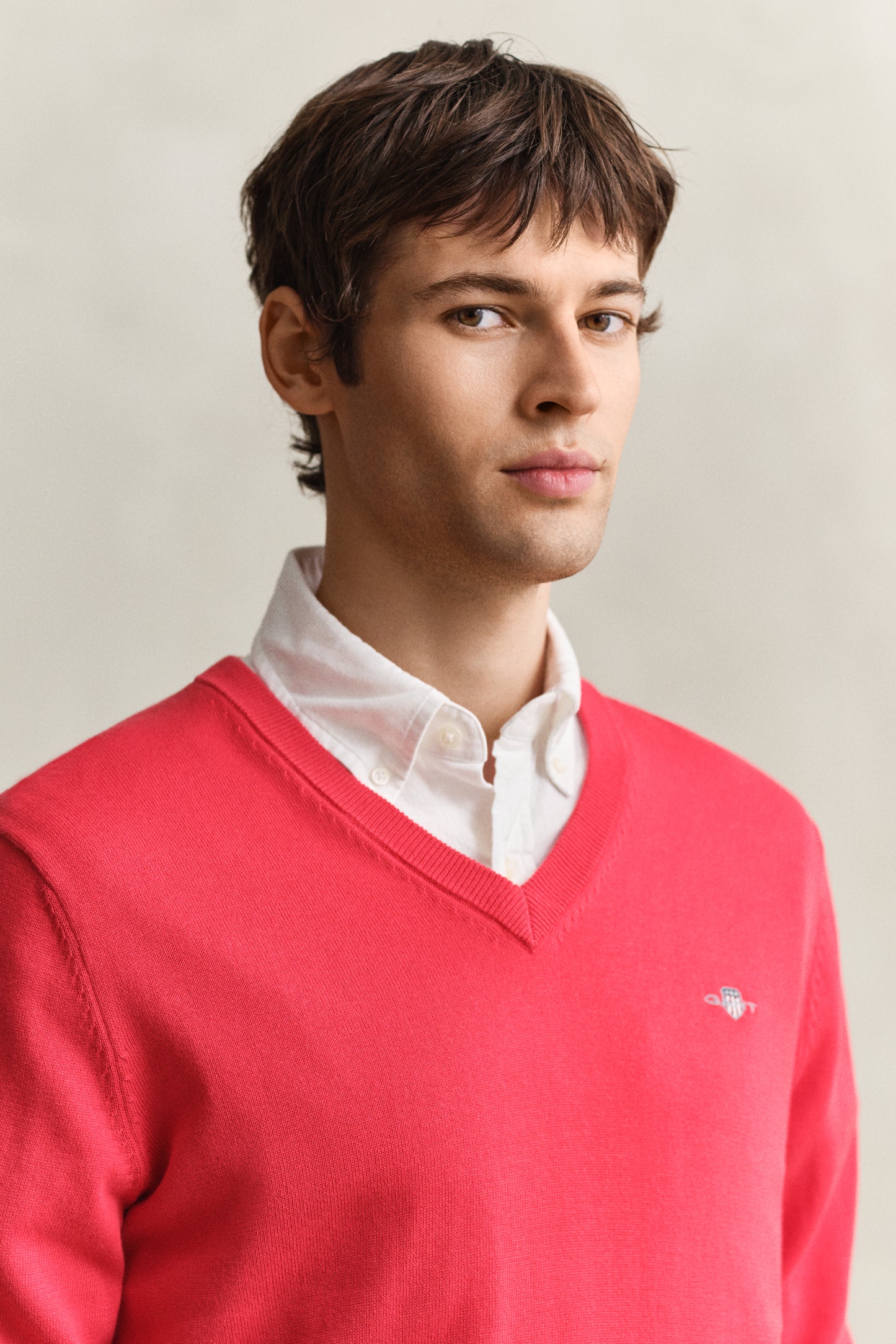 ROSE RED, CLASSIC COTTON V-NECK, CLOSE-UP BY GANT AU.