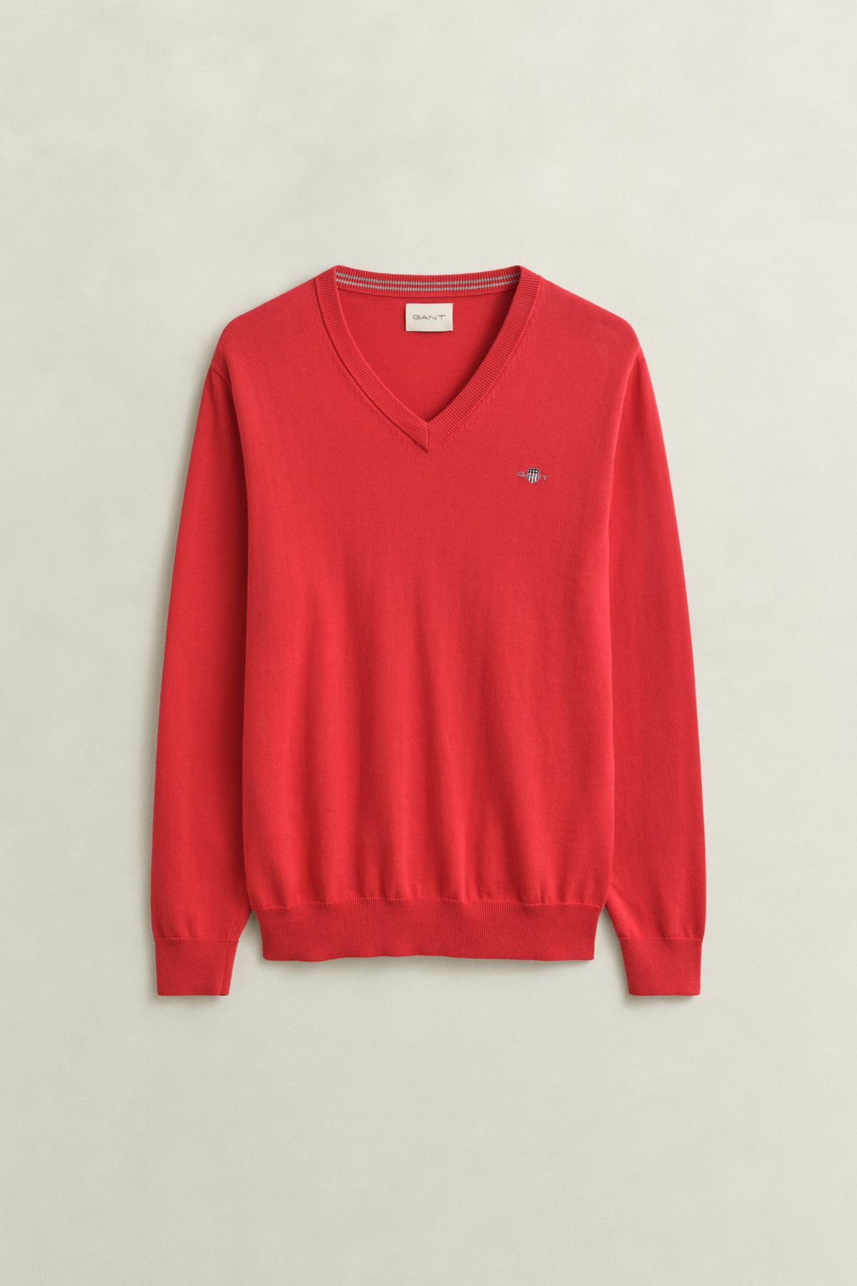 ROSE RED, CLASSIC COTTON V-NECK, FLAT-LAY BY GANT AU.