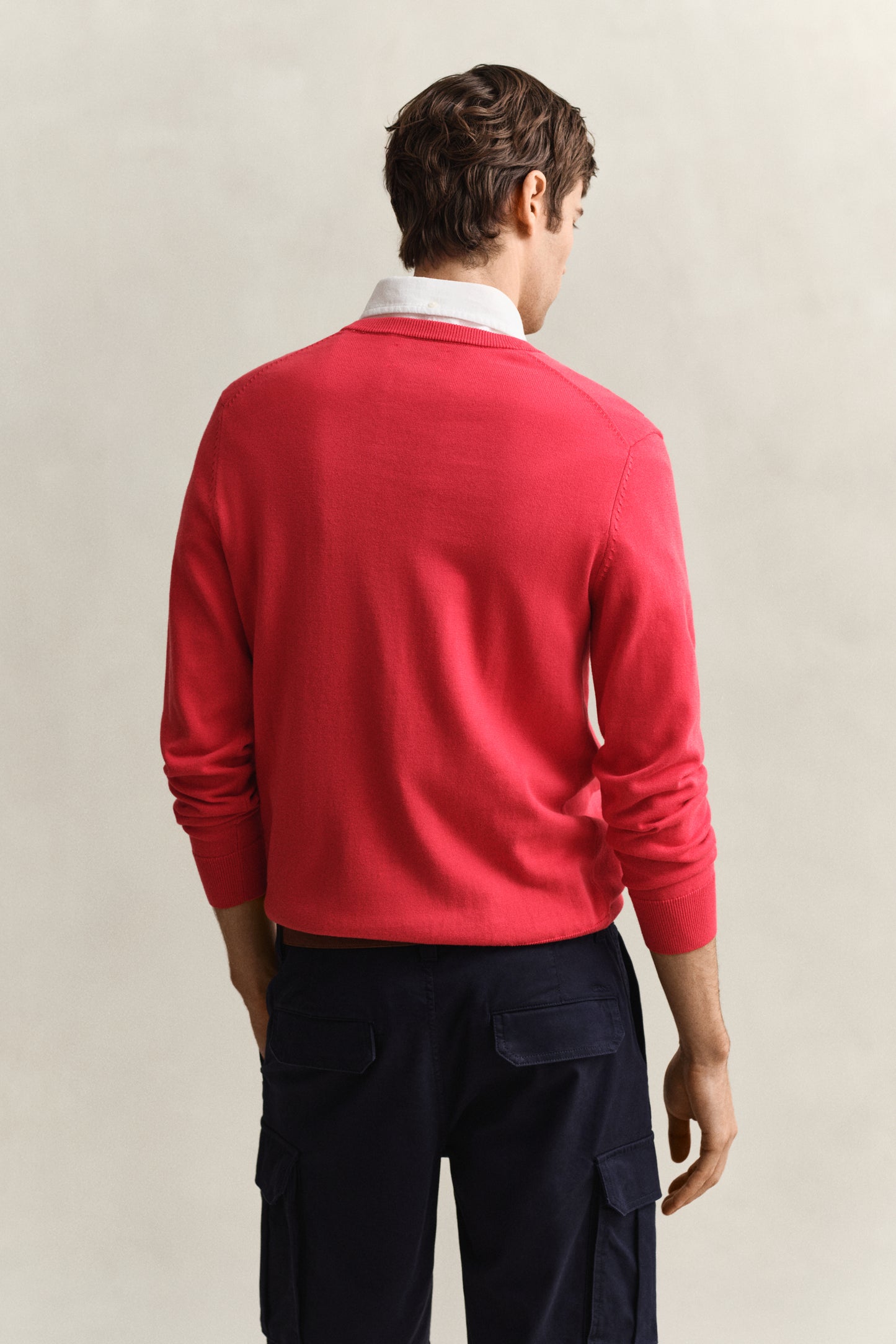 ROSE RED, CLASSIC COTTON V-NECK, BACK-VIEW BY GANT AU.