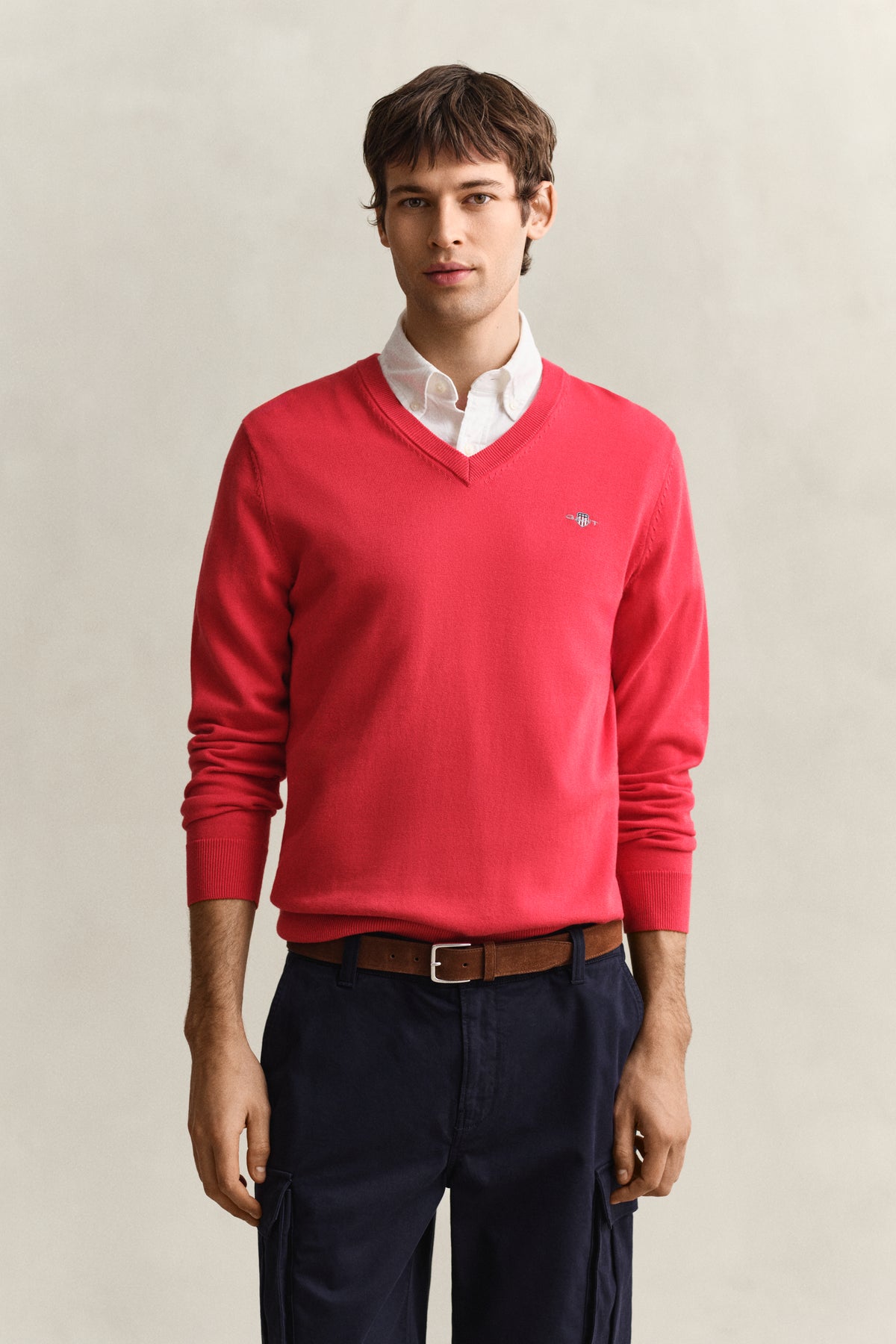 ROSE RED, CLASSIC COTTON V-NECK, FRONT-VIEW BY GANT AU.