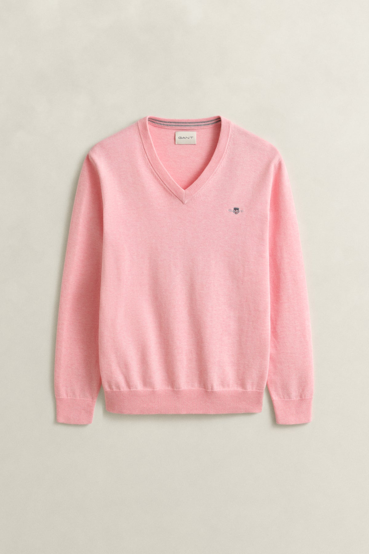 PINK BLUSH MELANGE, CLASSIC COTTON V-NECK, FLAT-LAY BY GANT AU.