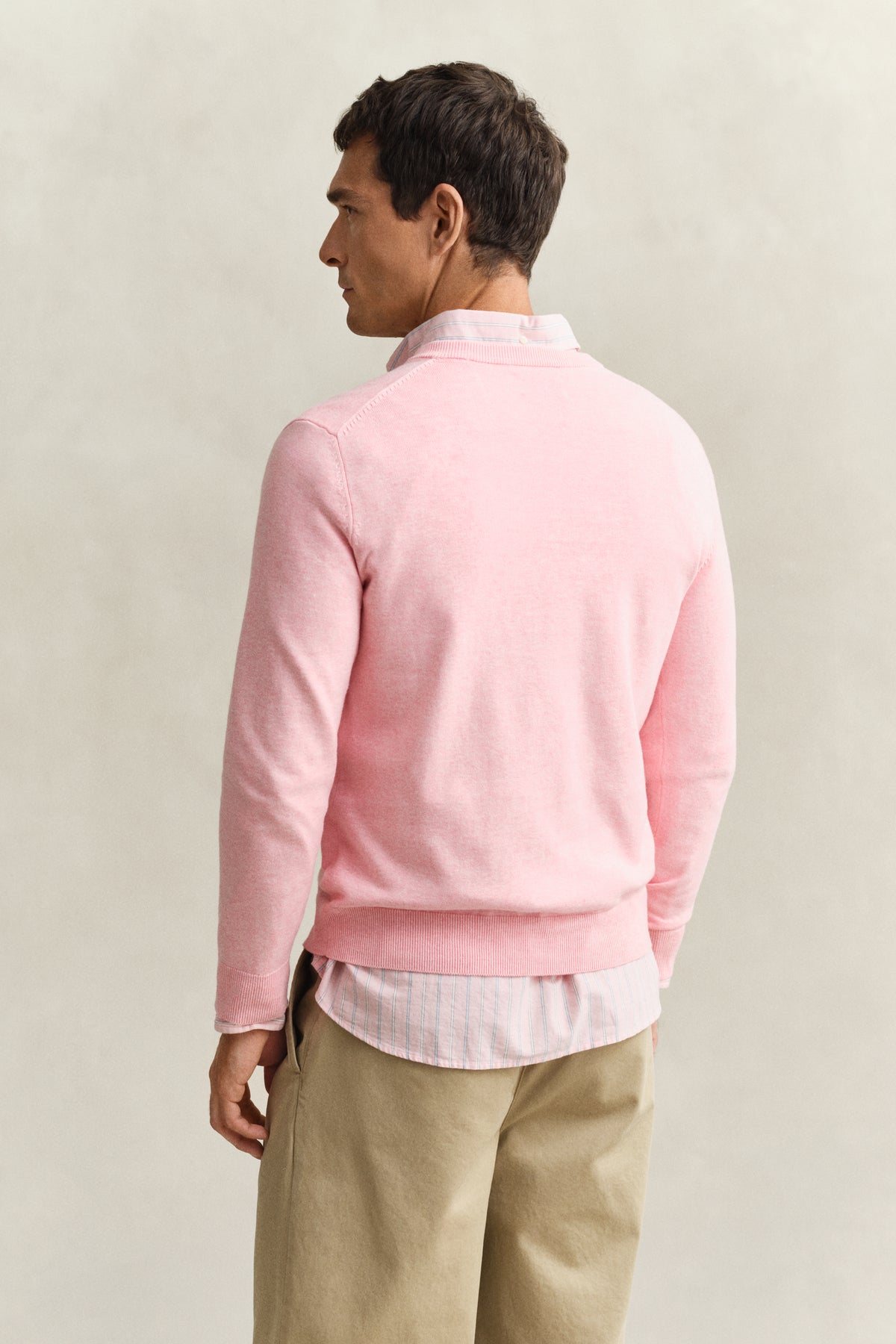 PINK BLUSH MELANGE, CLASSIC COTTON V-NECK, BACK-VIEW BY GANT AU.