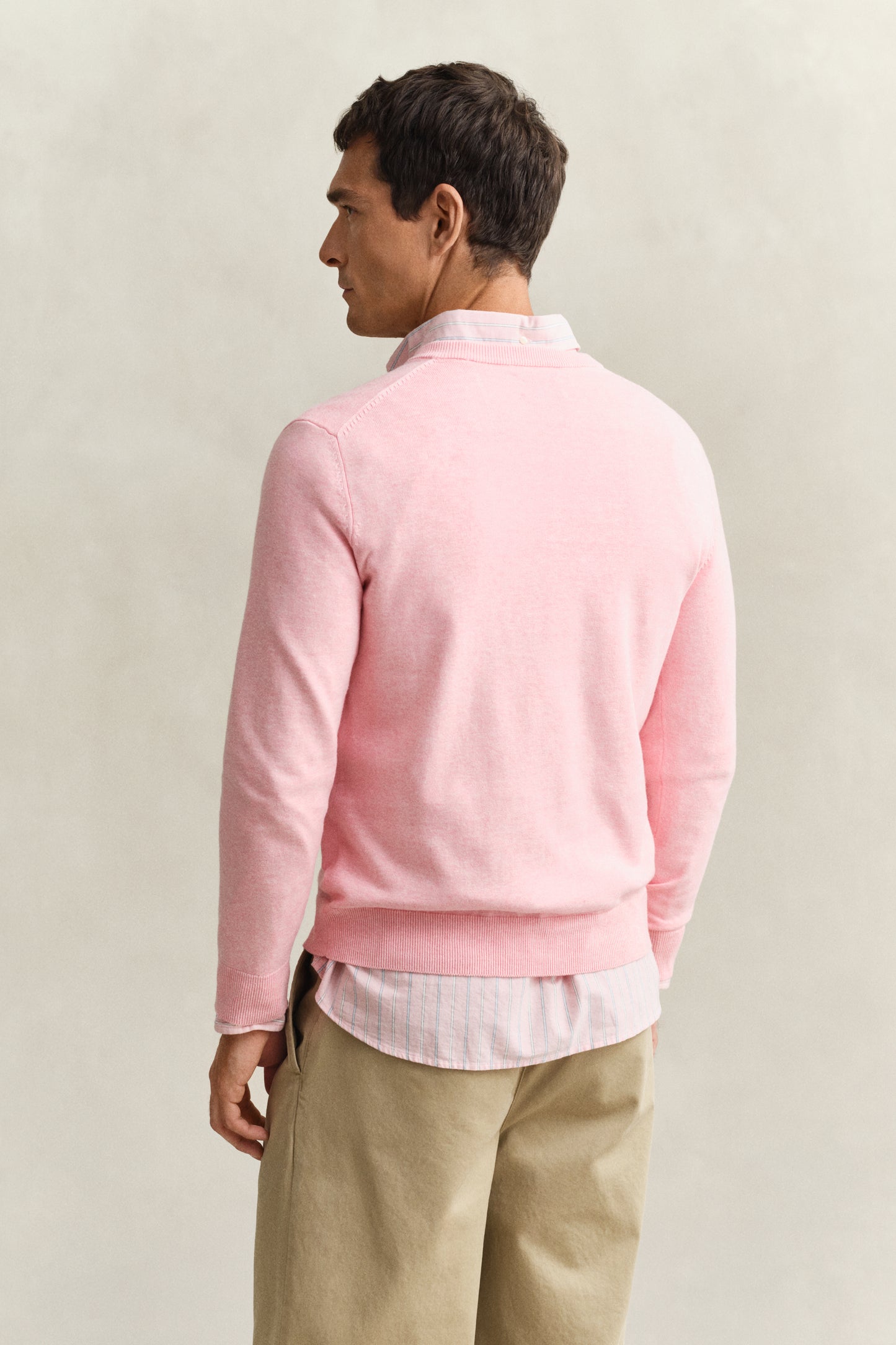 PINK BLUSH MELANGE, CLASSIC COTTON V-NECK, BACK-VIEW BY GANT AU.