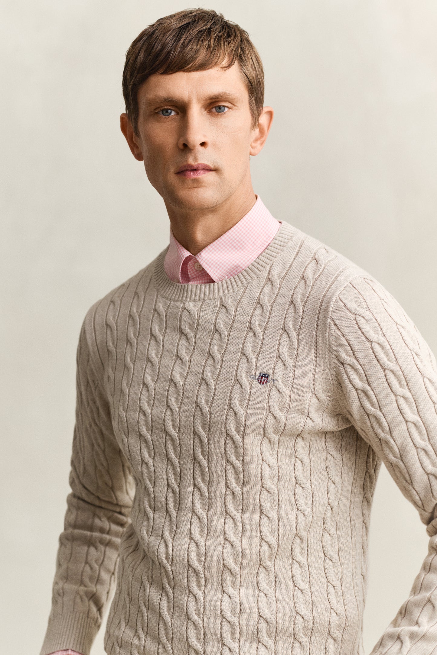 OAT MELANGE, COTTON CABLE C-NECK, CLOSE-UP BY GANT AU.
