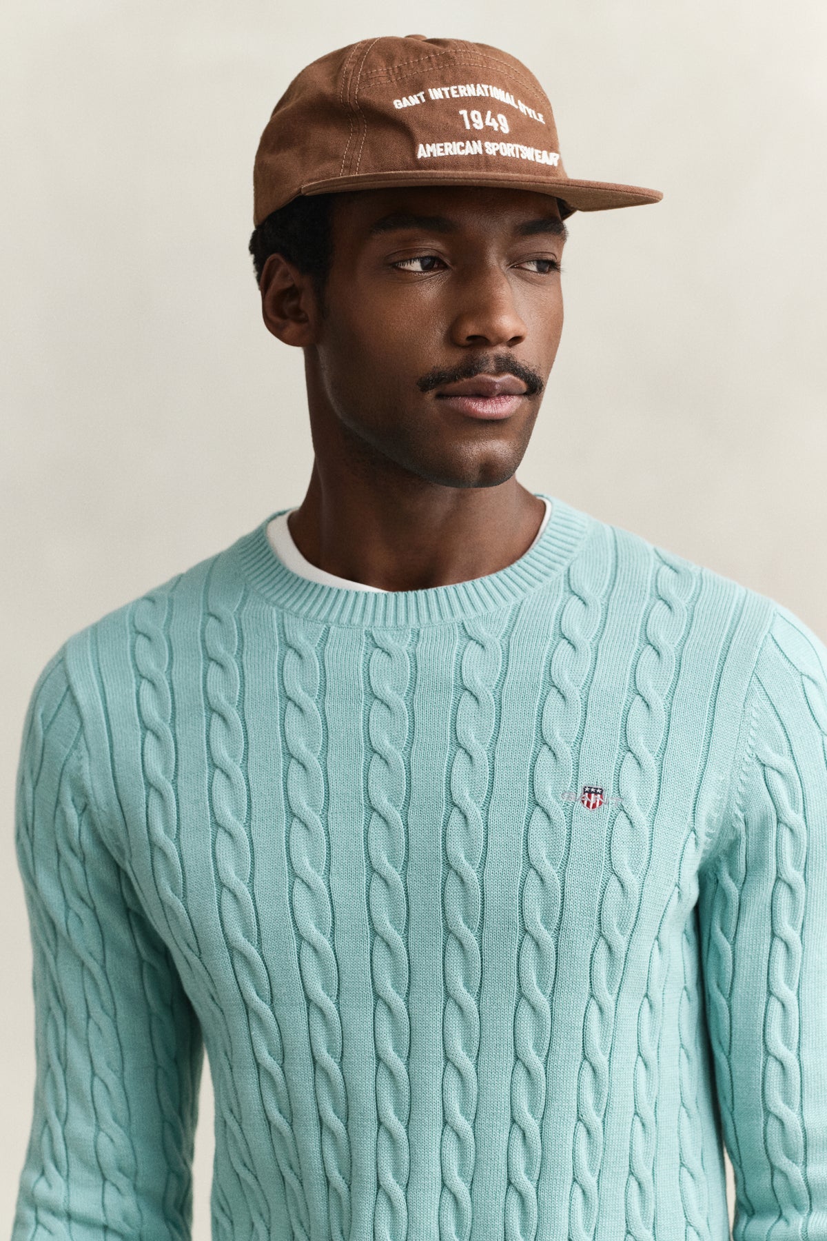 MUTED TURQUOISE, COTTON CABLE C-NECK, CLOSE-UP BY GANT AU.