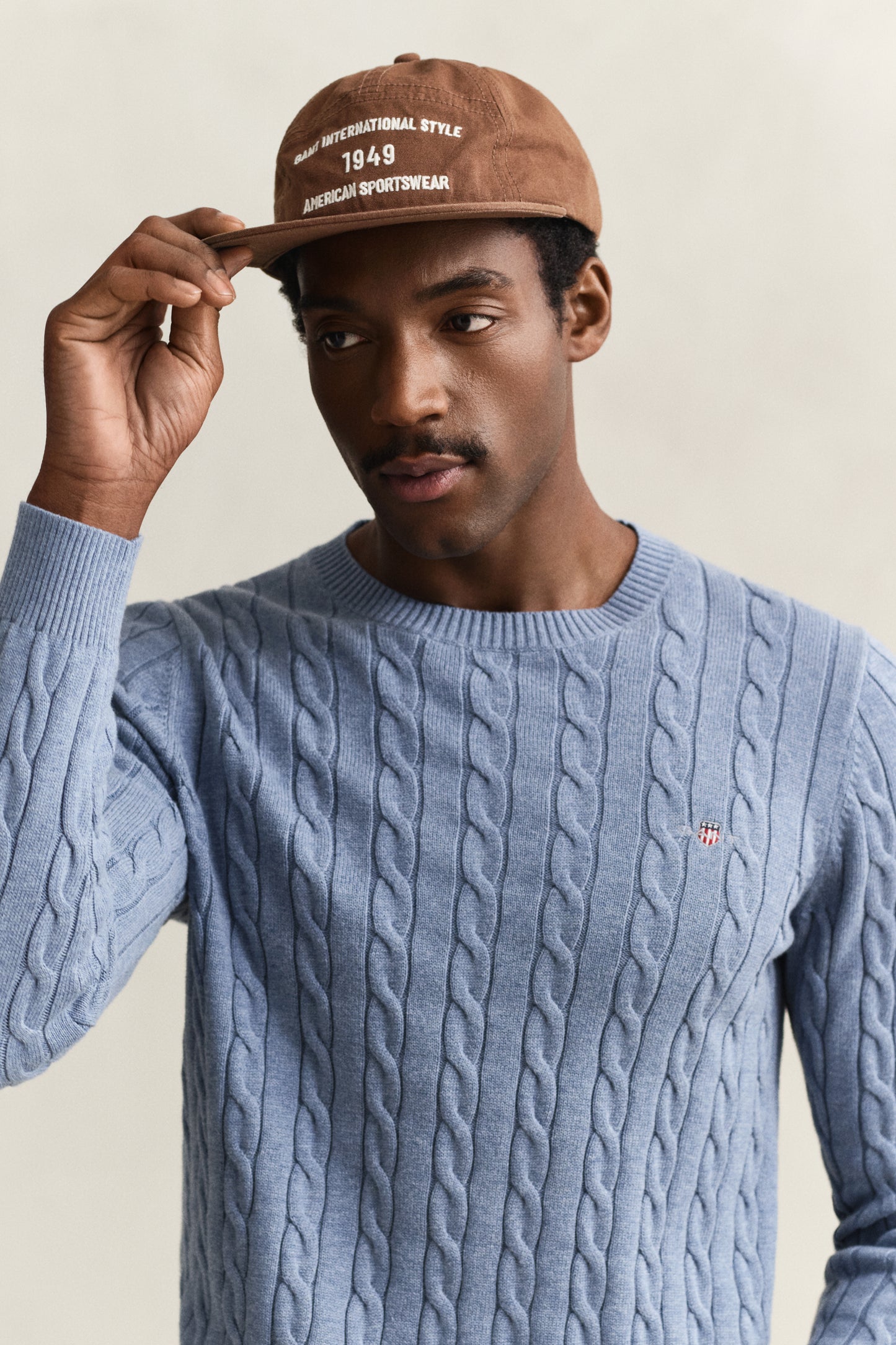 FADED DENIM, COTTON CABLE C-NECK, CLOSE-UP BY GANT AU.