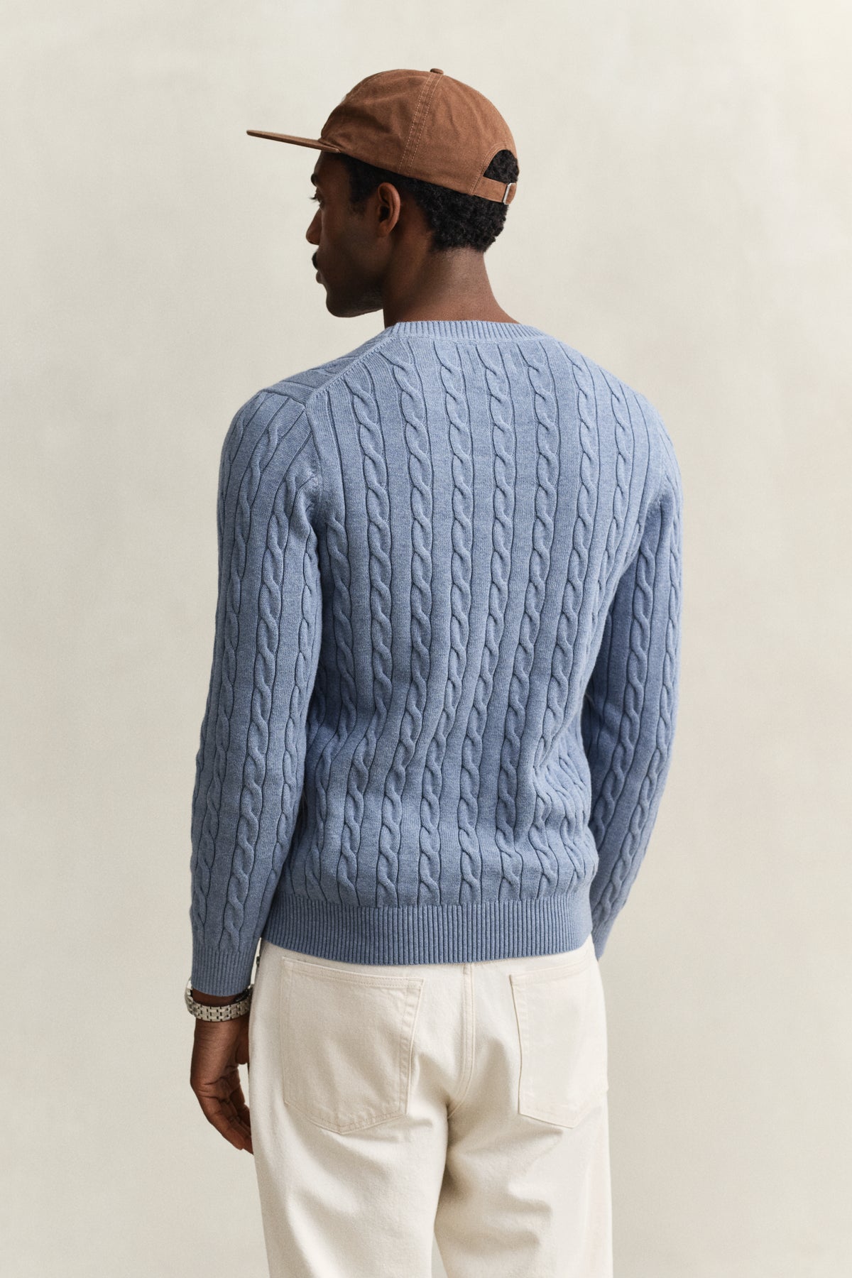 FADED DENIM, COTTON CABLE C-NECK, BACK-VIEW BY GANT AU.