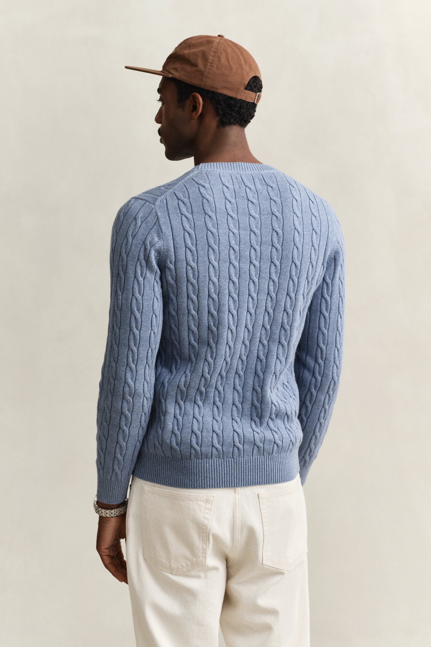 FADED DENIM, COTTON CABLE C-NECK, BACK-VIEW BY GANT AU.