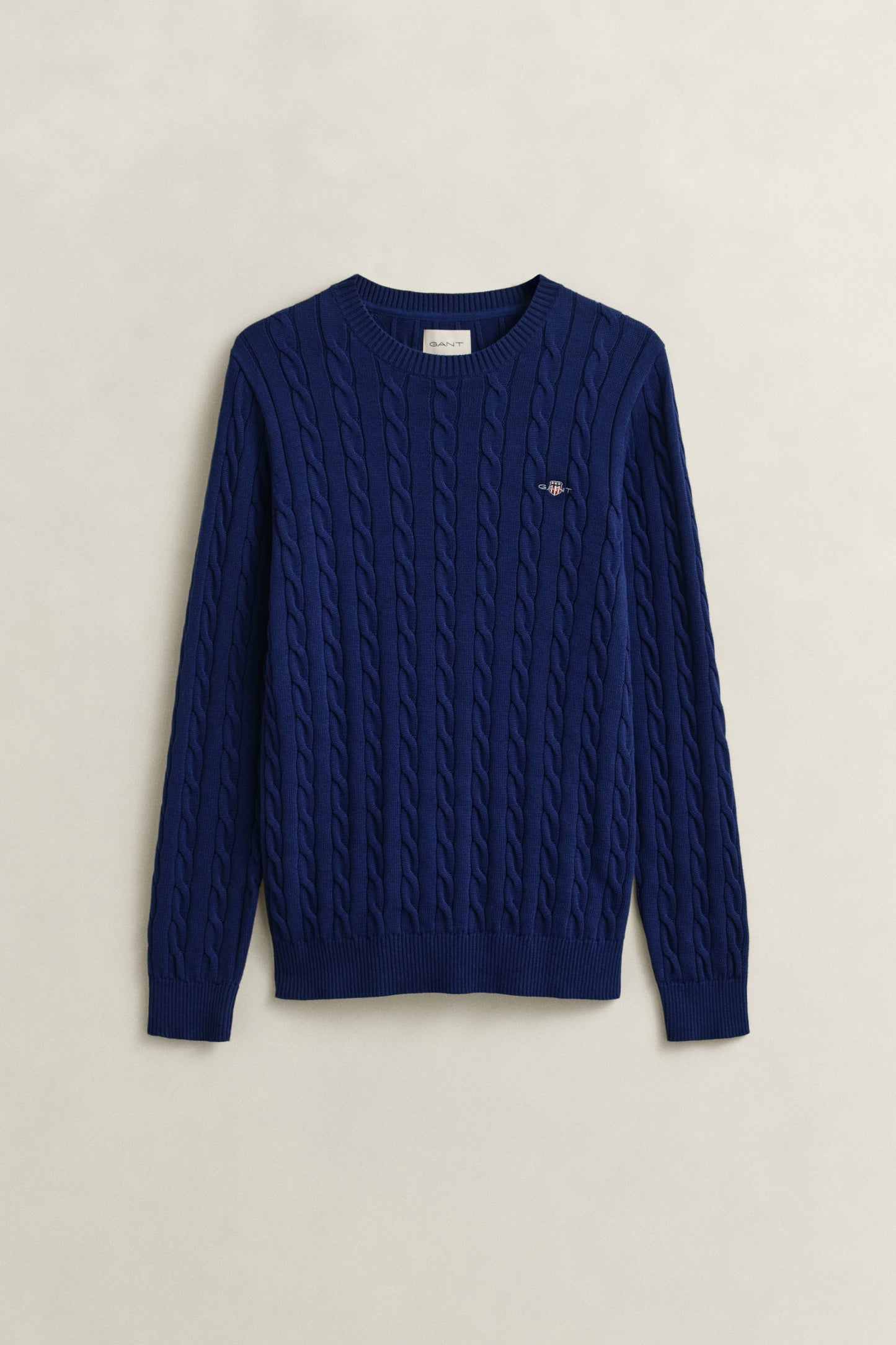 RICH NAVY, COTTON CABLE C-NECK, FLAT-LAY BY GANT AU.