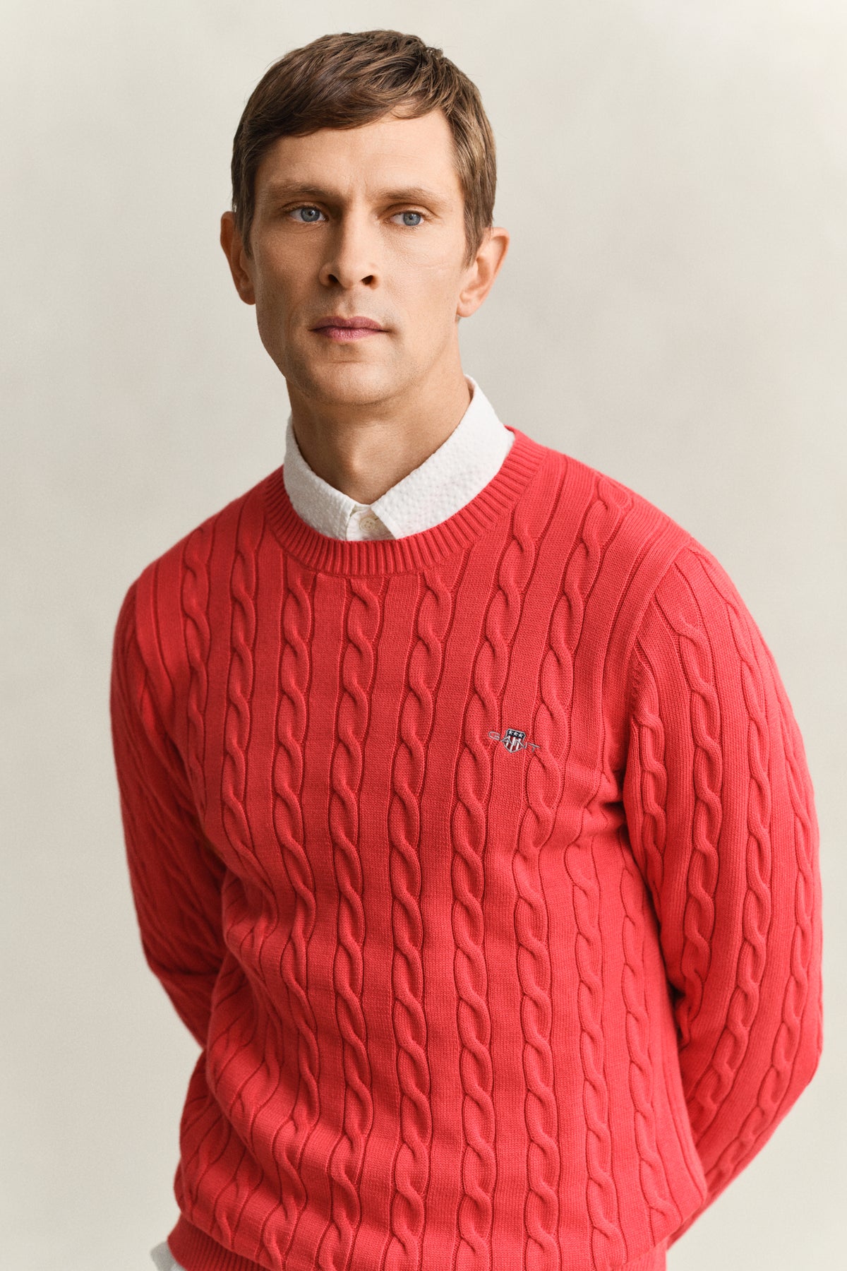 ROSE RED, COTTON CABLE C-NECK, CLOSE-UP BY GANT AU.