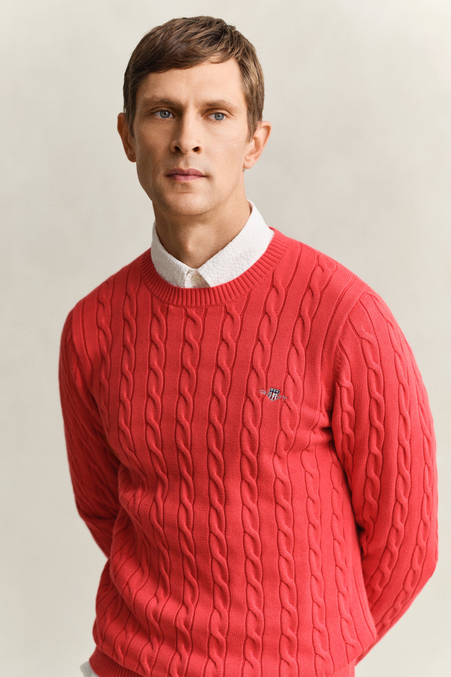 ROSE RED, COTTON CABLE C-NECK, CLOSE-UP BY GANT AU.