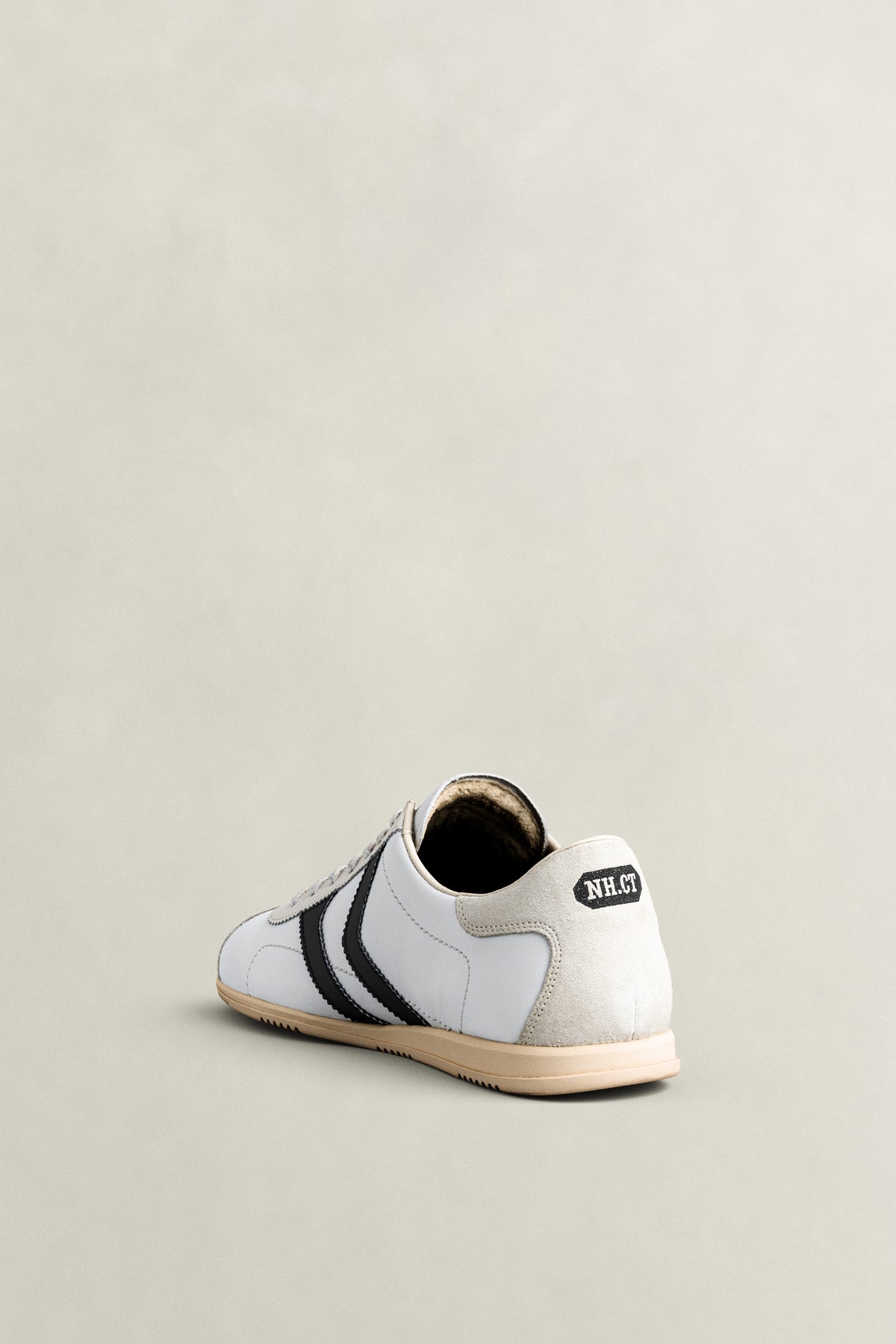 WHITE, SPEARCLUB, FLAT-LAY BY GANT AU.